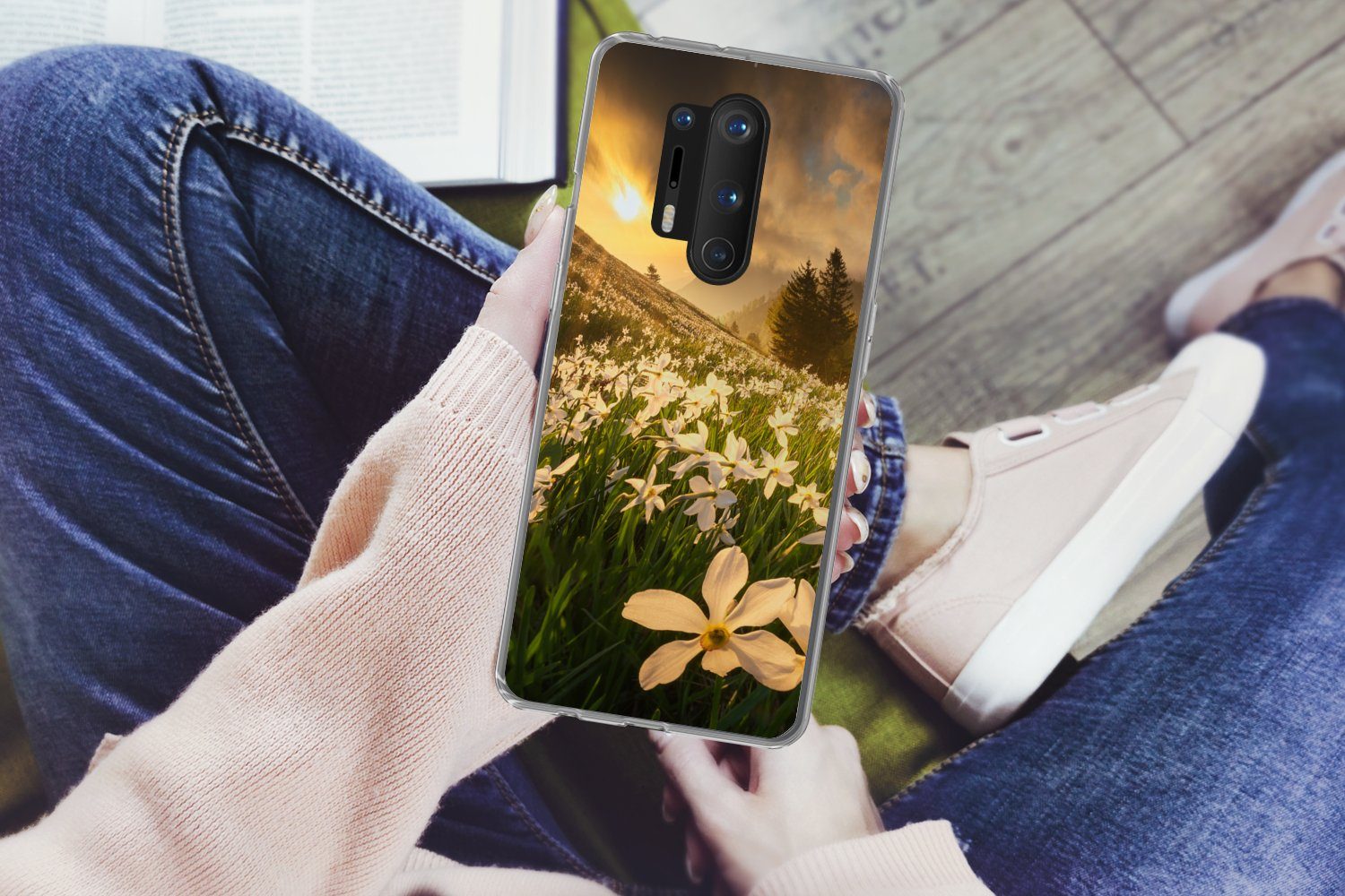 MuchoWow Handyhülle für OnePlus 8 Pro Blumenfeld - Hügel - Sonnenuntergang - Berg - Natur, Phone Case, Silikon, Schutzhülle Dünn