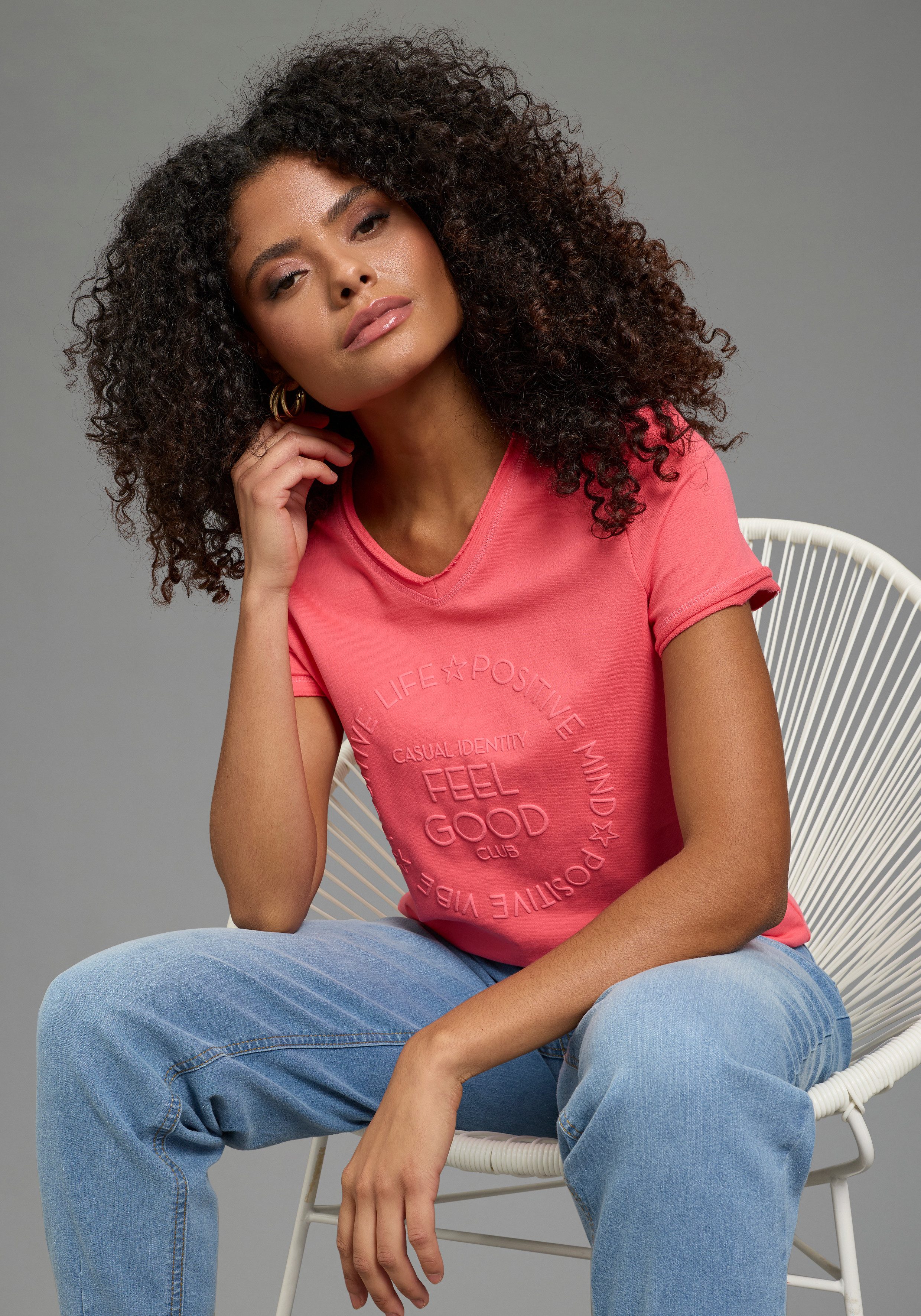 Laura Scott T-Shirt mit V-Ausschnitt und geschnittener Kante, erhabener Frontprint