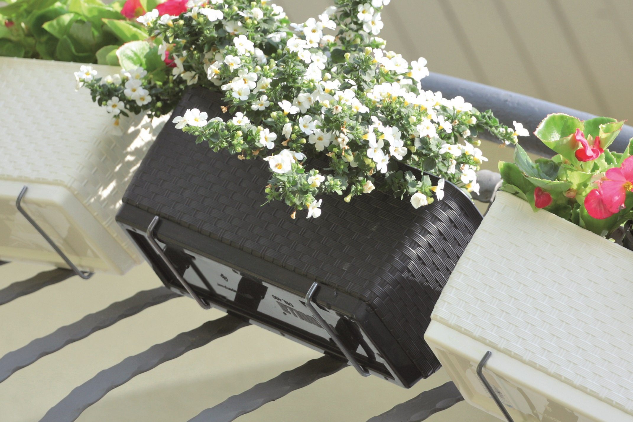 Kreher Blumenkasten Set: 4 x Stück Rattan-Balkontopf RATOLLA: 50 cm in Anthrazit, Rattan Optik, Abwaschbar und leicht zu reinigen