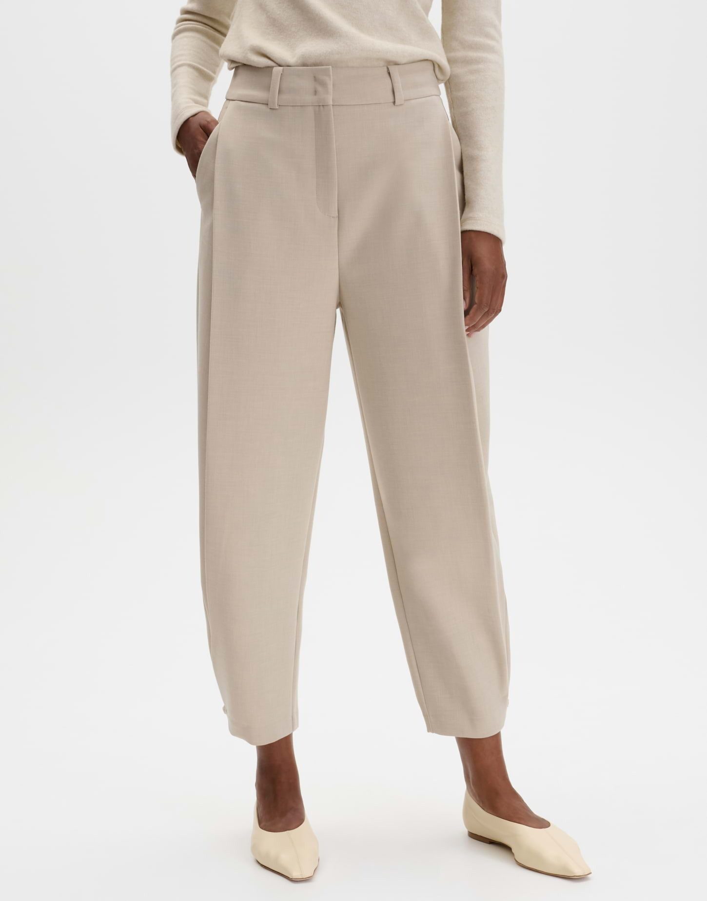 someday Bundfaltenhose Catsby barrel detail aus weich fließender Webware Schmal zulaufend mit Bundfalten und Knopfdetail am Saum