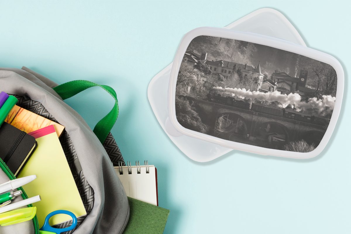 MuchoWow Lunchbox Schwarz-Weiß-Fotografie eines (2-tlg), Kinder für auf einer Dampfzuges Kunststoff, und Erwachsene, und Mädchen für Brotbox Jungs Brücke, Brotdose