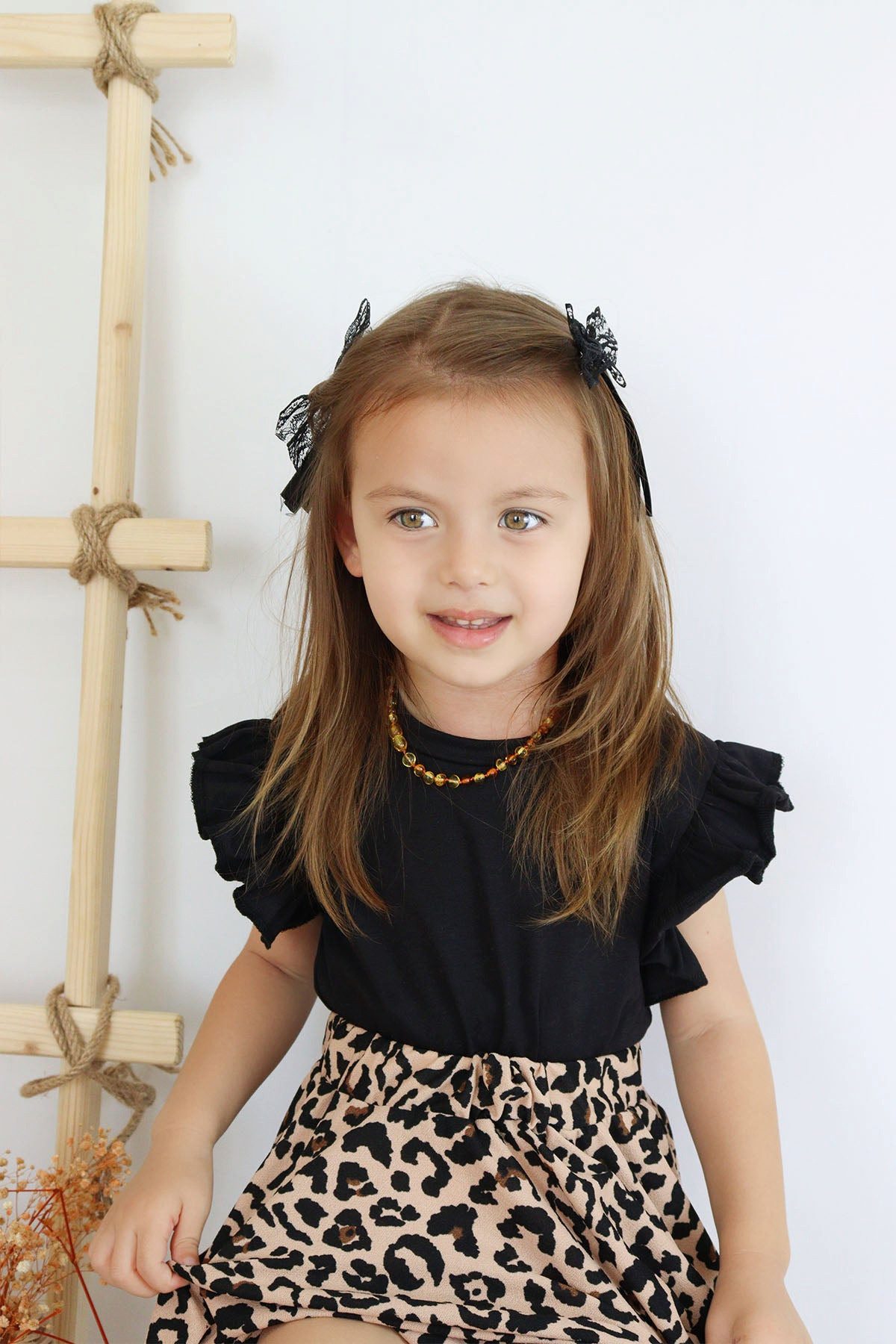Parla Kids Sommerkleid Kurzärmeliges Kleid mit Leopardenmuster, Rüschensaum und Haarspange Leopardenmuster - Haarspangen mit Spitzendetails - Rüschensaum