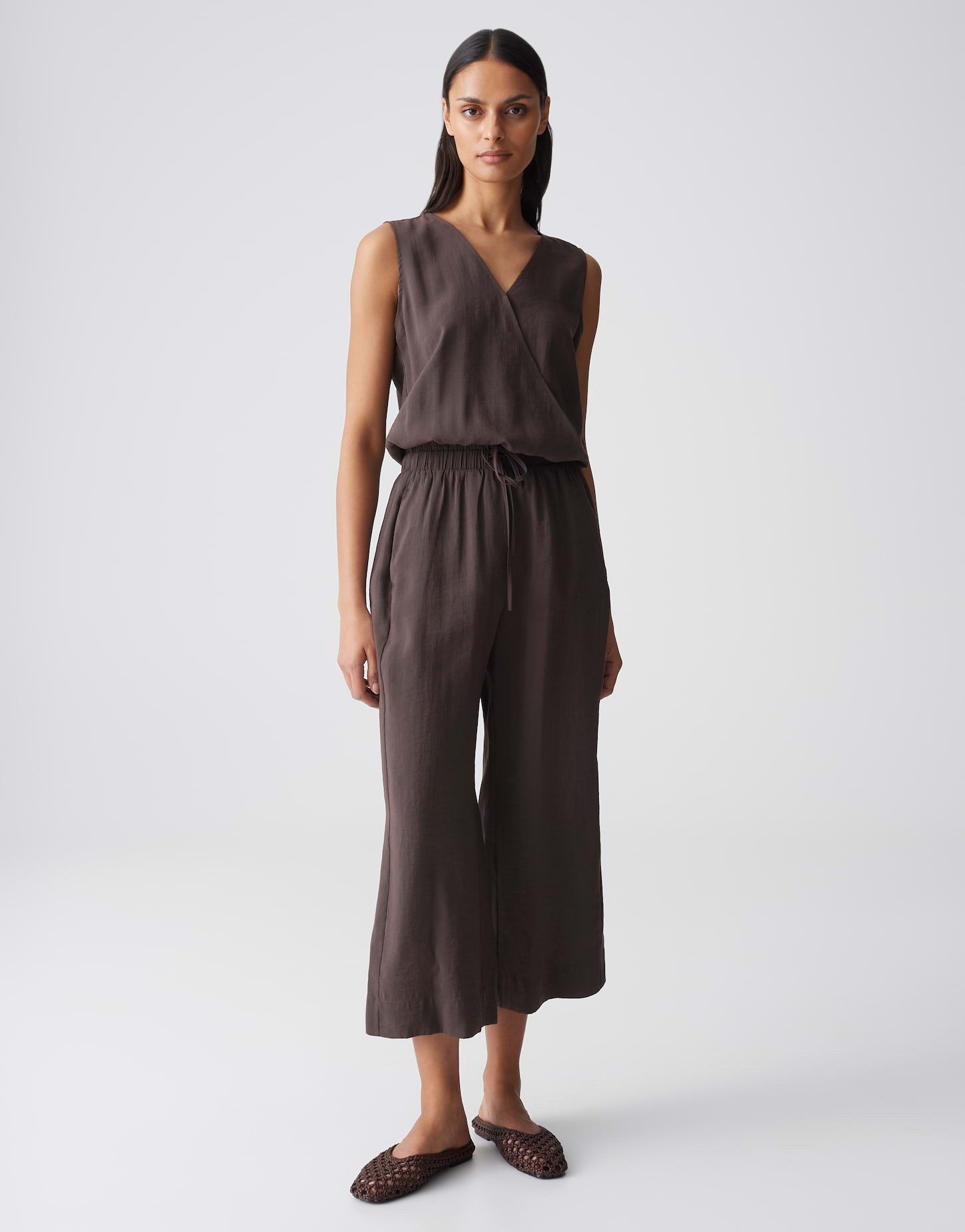 OPUS Jumpsuit Mellao aus glatter Webware mit mattem Glanz Der Wickeleffekt setzt einen modernen Akzent