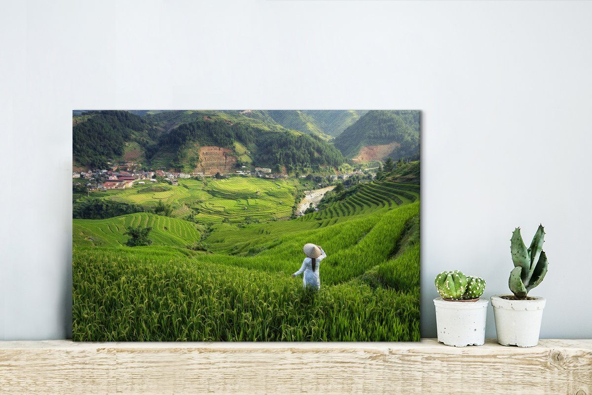 in in Wandbild OneMillionCanvasses® Leinwandbild Aufhängefertig, St), Frau Leinwandbilder, 30x20 cm Reisfeld Wanddeko, (1 einem Indonesien,