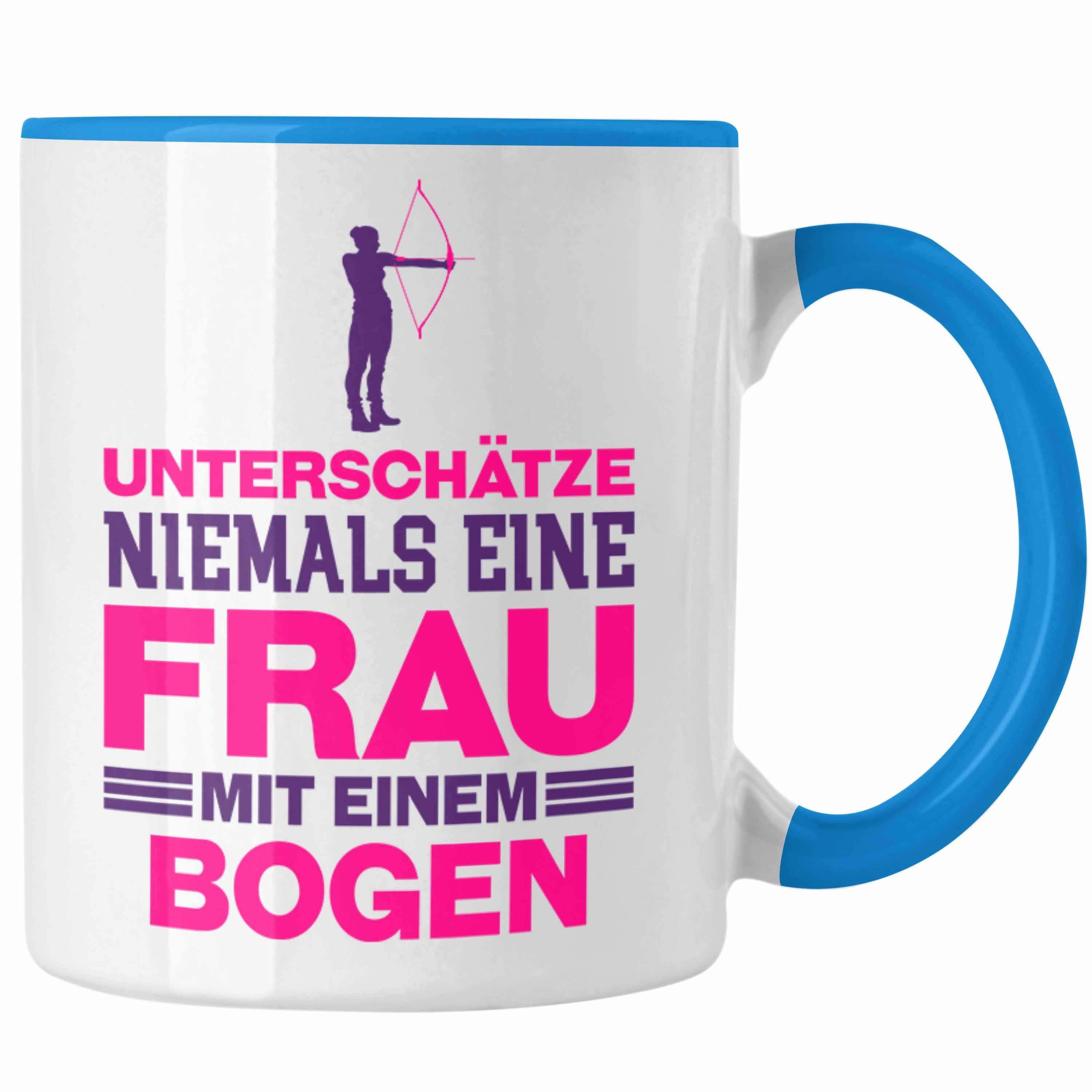 Trendation Tasse Trendation - Bogenschießen Frau Tasse Geschenk Pfeil und Bogen Kaffeetasse für Frauen Unterschätze Niemals Eine Frau Blau