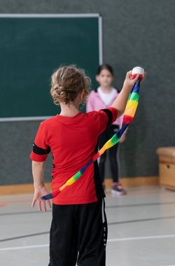 Betzold Sport Spielball Schweif-Ball Geschicklichkeitsspiel für Kinder - Fangen und Werfen