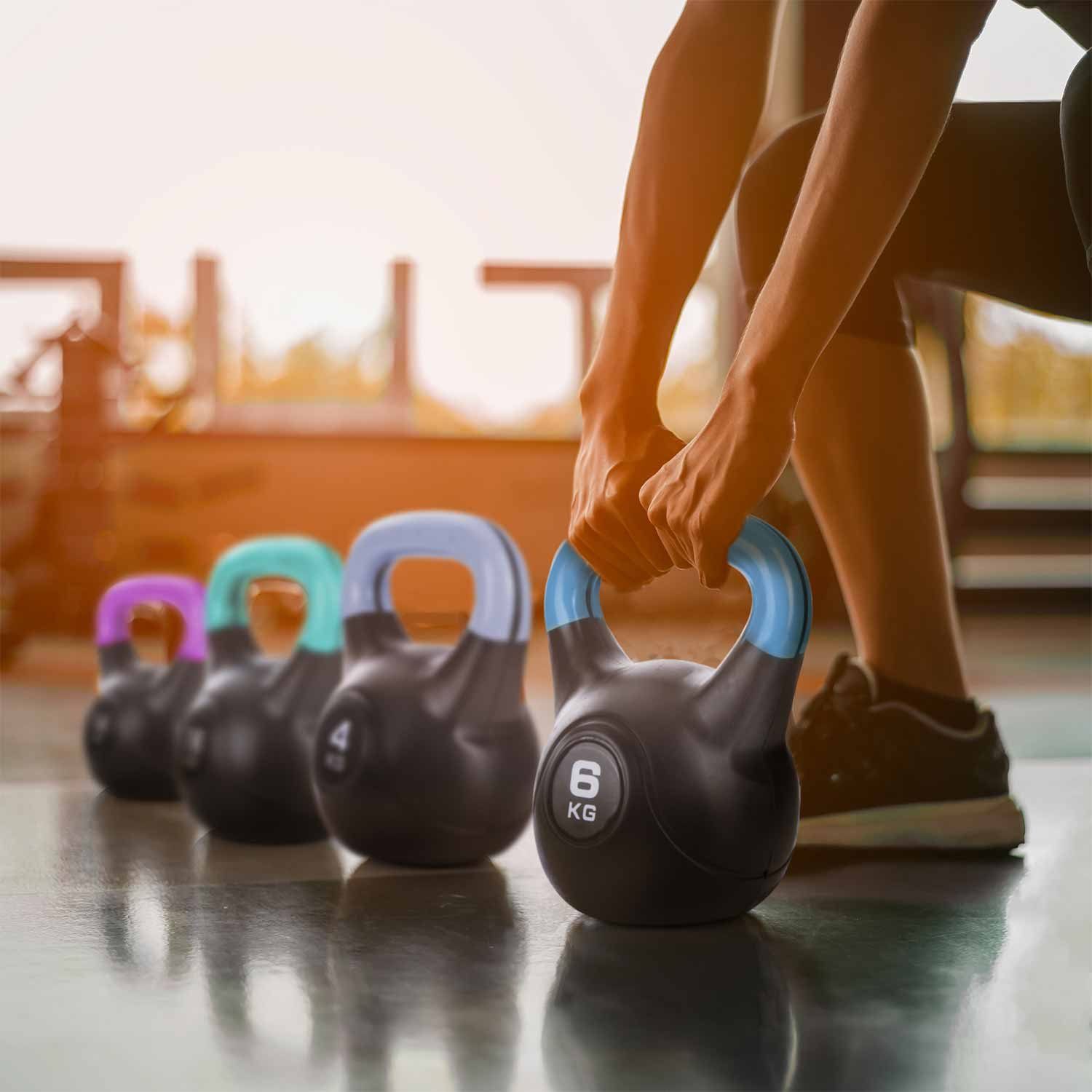 Body & Mind Kettlebell Body & Mind Kettlebell 2–20 kg – Profi Kettlebell mit Kunststoffmantel, (Profi Schwunghantel), Kraftraining Workout Gewicht (6 kg)