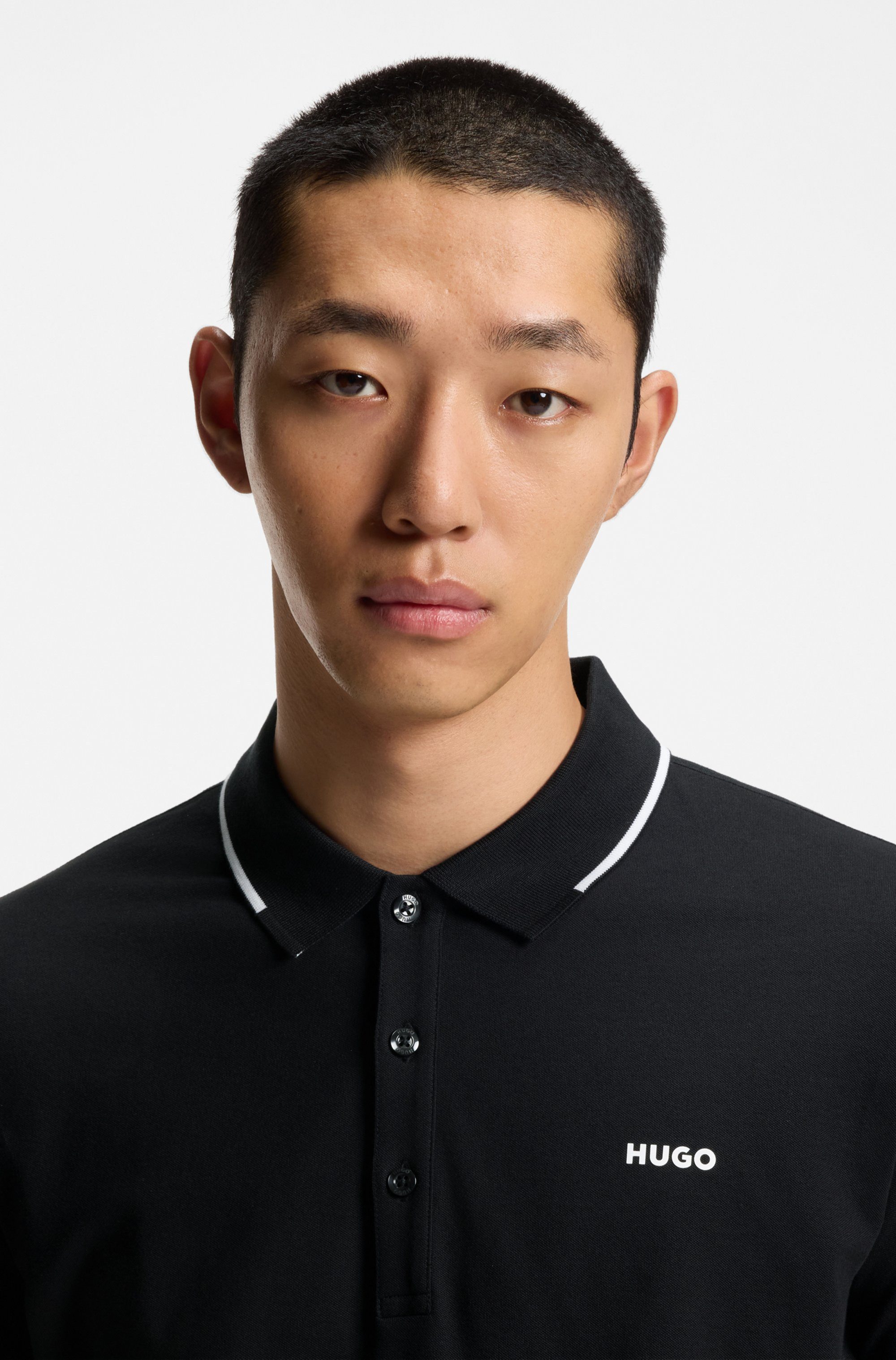 HUGO Poloshirt Dinoso Kragen mit kontrastfarbigem Streifen, Slim Fit, Logodruck