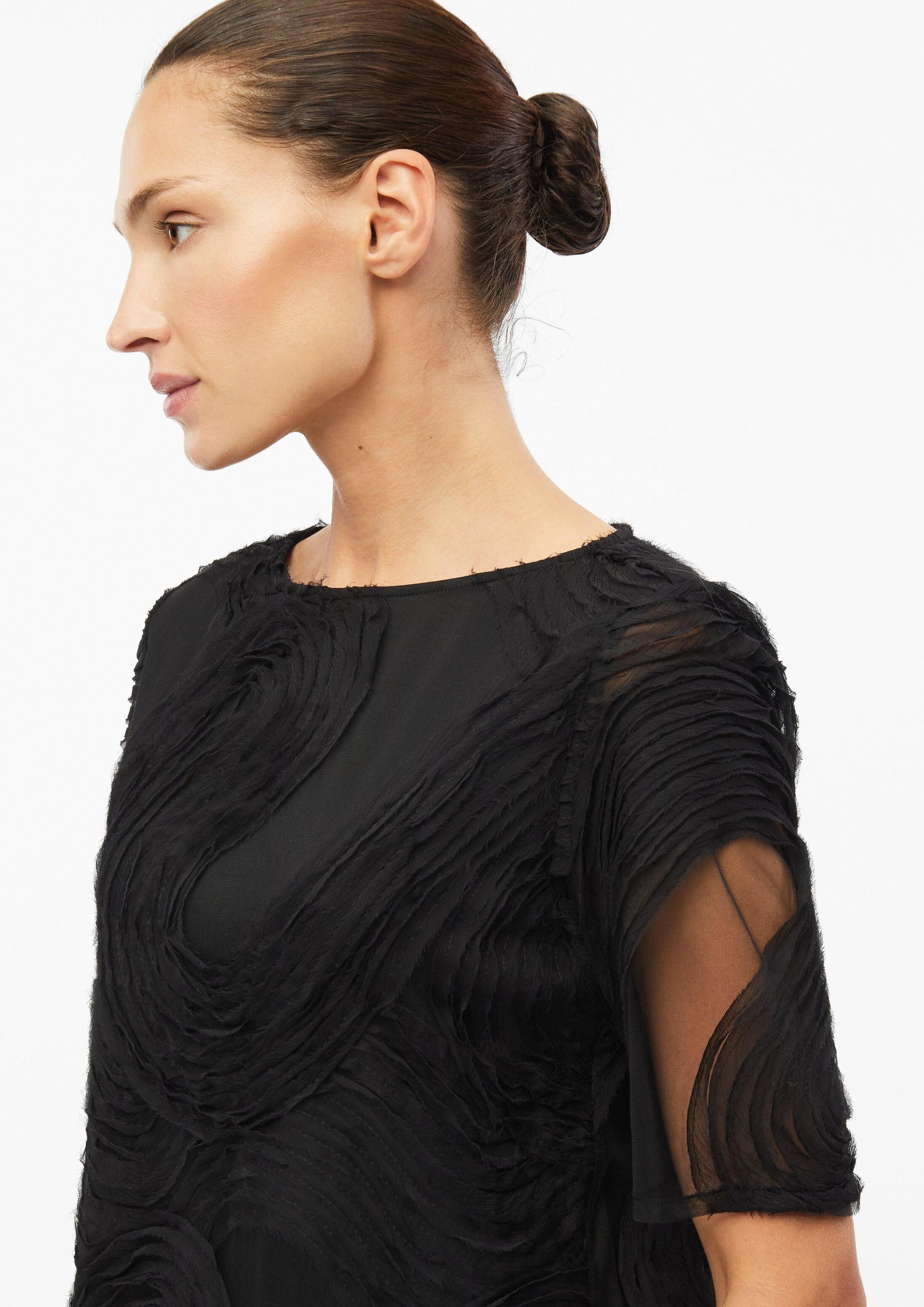 s.Oliver Midikleid Kleid Kleid mit U-Boot-Ausschnitt und Chiffon-Wellen-Muster – Bild 4 von 5