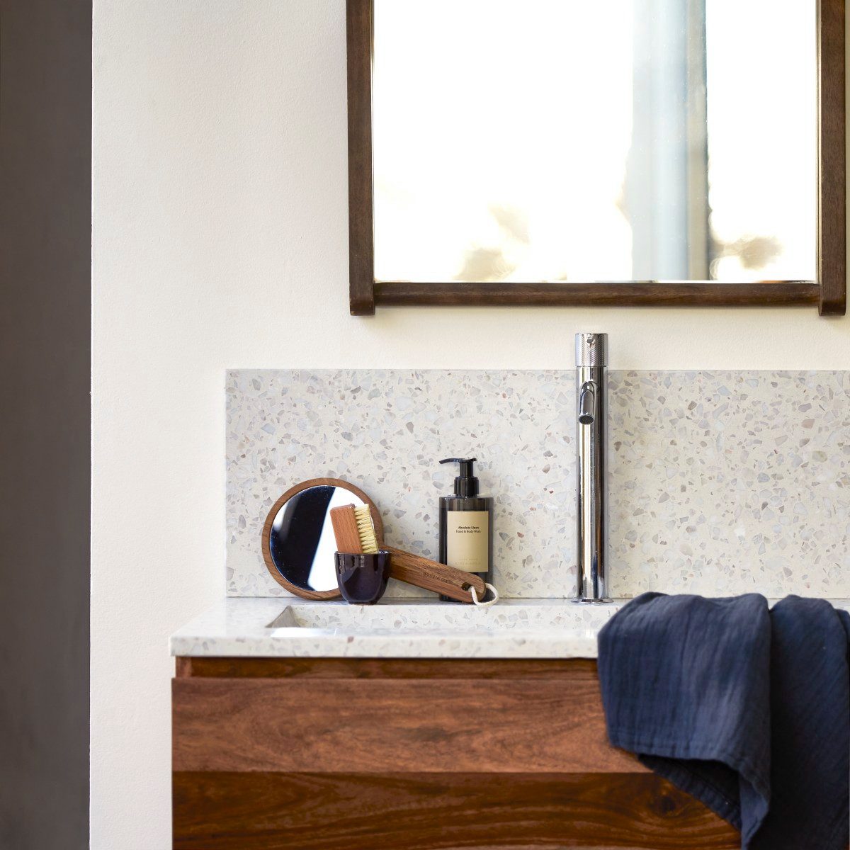 Tikamoon Waschbecken Ava Fliesenspiegel aus Premium-Terrazzo Moon 80 cm