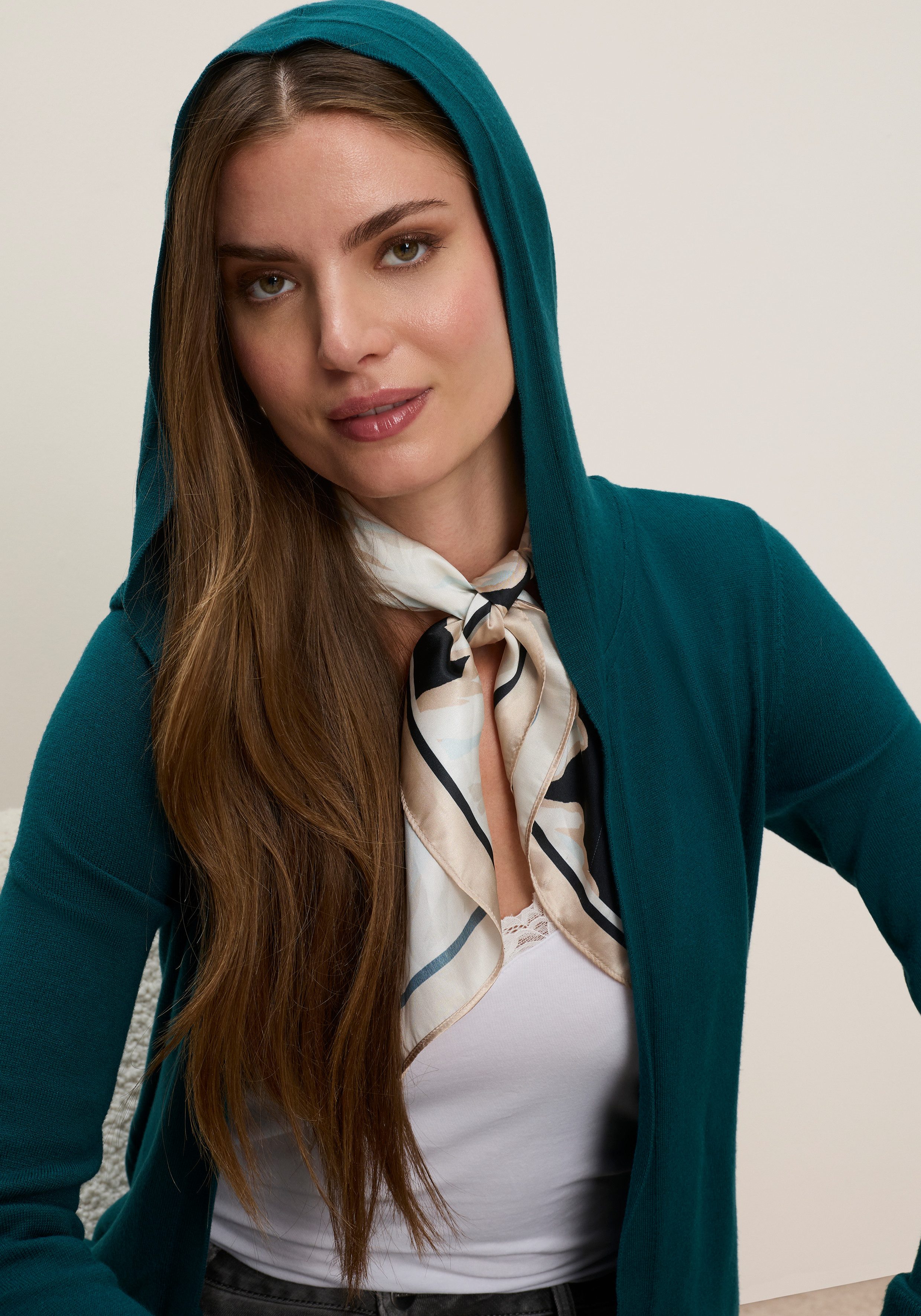 Tamaris Strickjacke aus weicher Viskosemischung mit Kapuze, aus angenehmer Viskosemischung