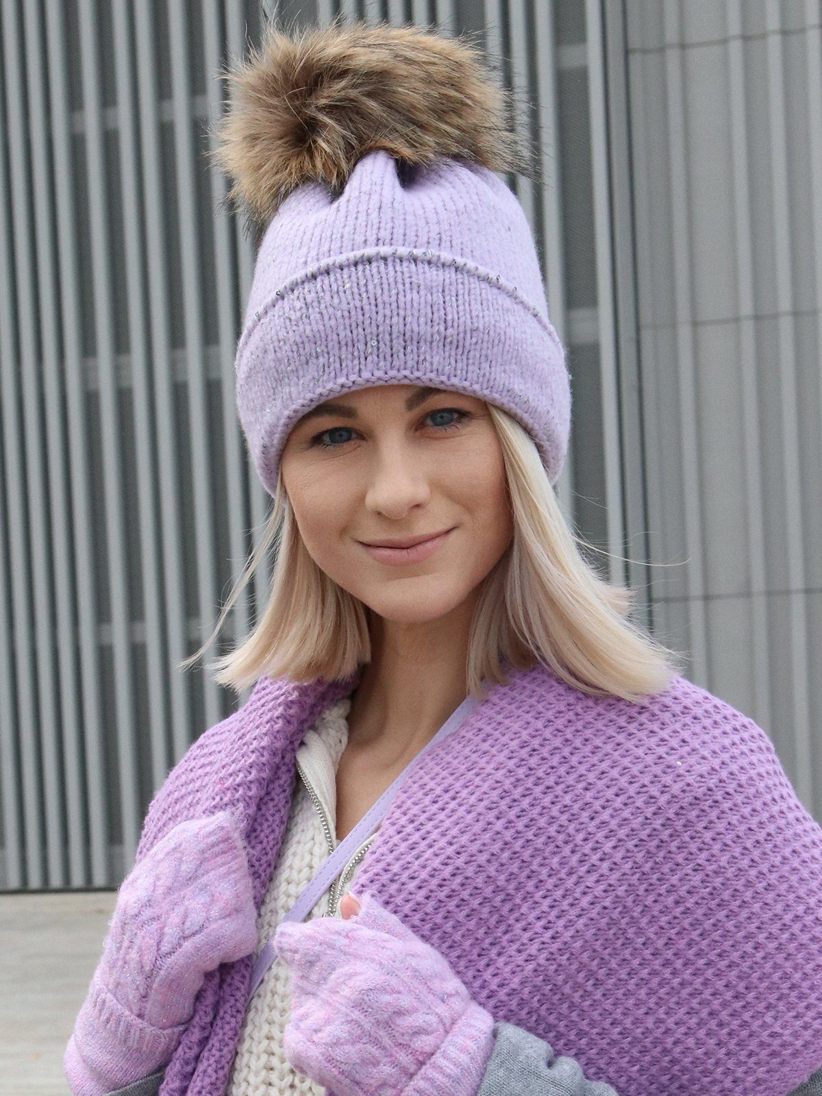 styleBREAKER Bommelmütze Strick Bommelmütze Einfarbig Pailletten (1-St) günstig online kaufen