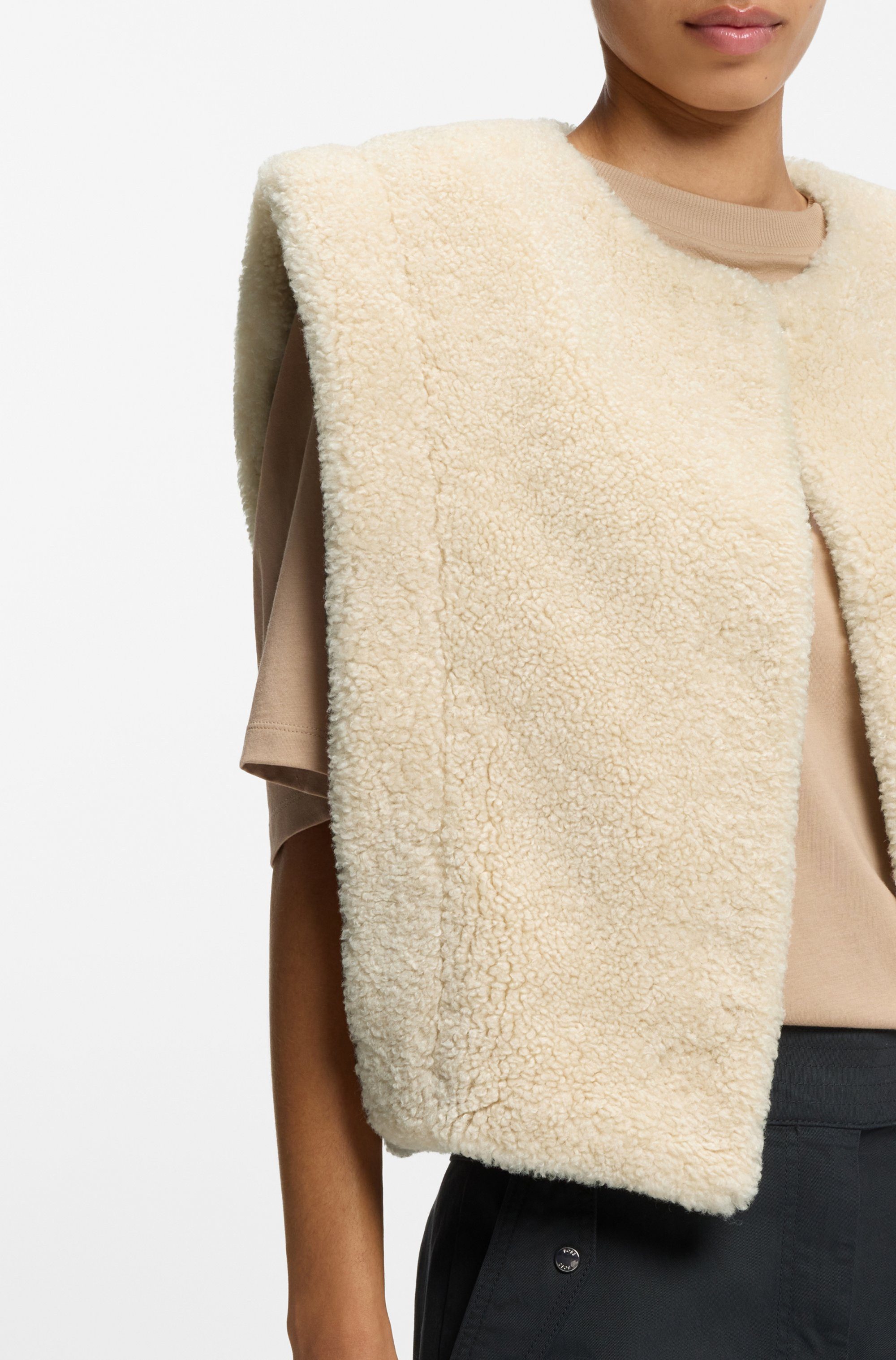 BOSS ORANGE Fellimitatweste Cosila Premium Damenmode im Teddy-Look, verdeckter Verschluss