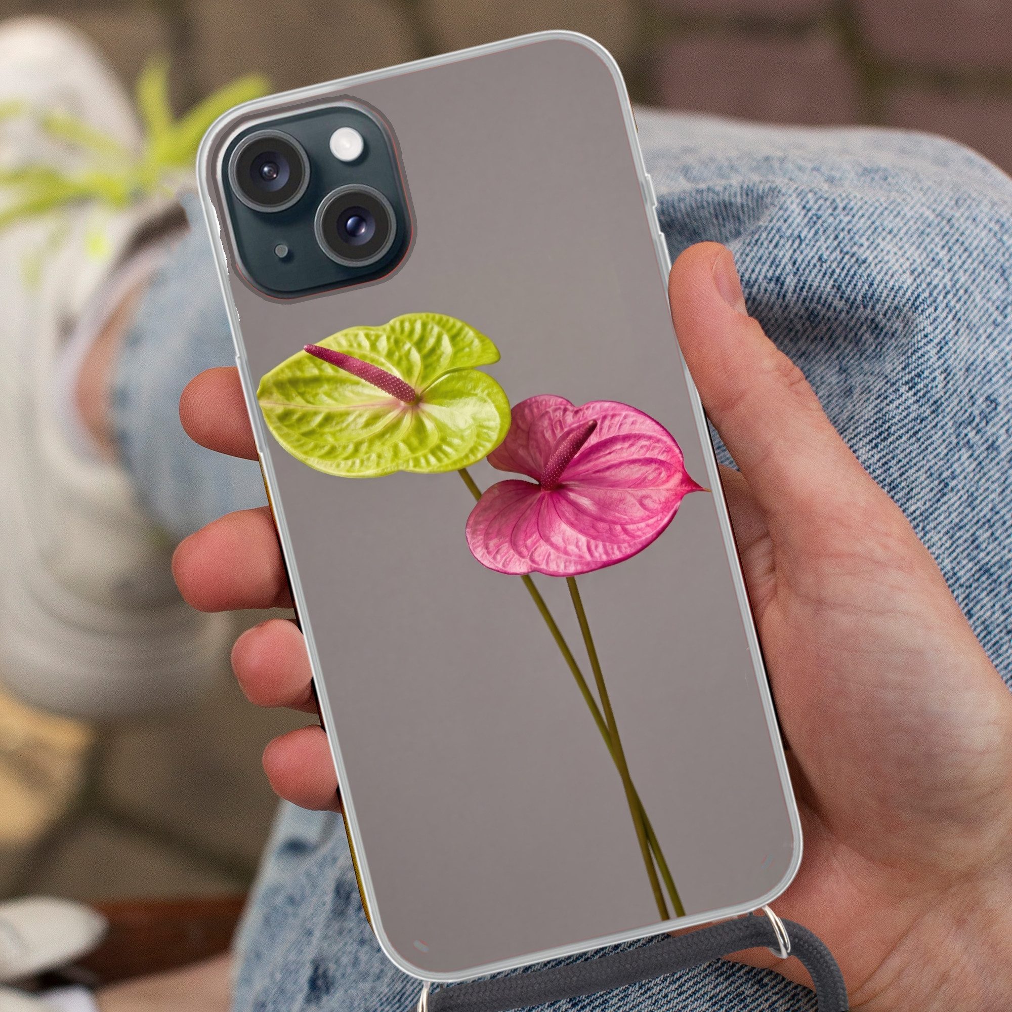 MuchoWow Handyhülle für Apple iPhone 15 Pflanzen - Anthurium - Grün - Rosa, Tragbare Handyhüllen mit Kette zum umhängen, Handykette Handyband
