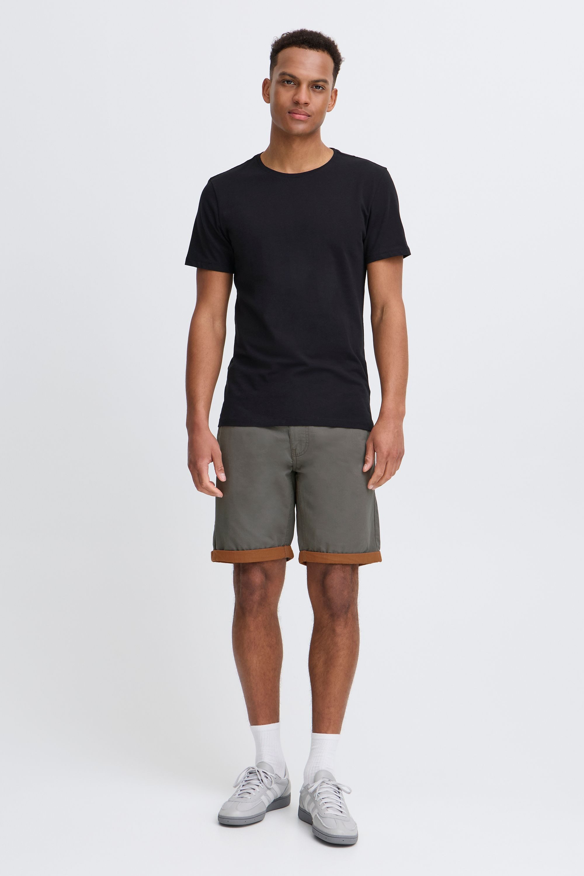 Blend Chinoshorts BHNeji Chino Shorts mit umgeschlagenen Hosenbeinen in Kontrastfarbe