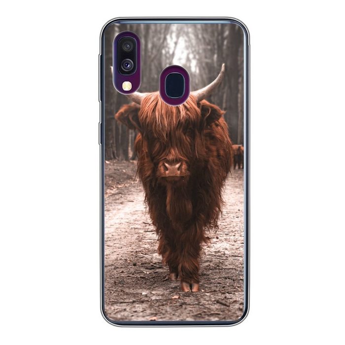 MuchoWow Handyhülle Schottischer Hochländer - Wald - Kuh - Tiere - Natur Handyhülle Samsung Galaxy A40 Smartphone-Bumper Print Handy