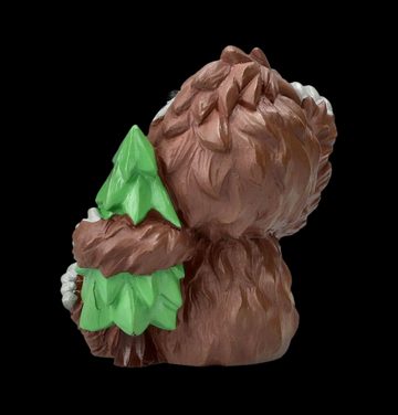 Figuren Shop GmbH Fantasy-Figur Furrybones Figur - Bigfoot mit Tannenbaum - Gothic Fantasy Deko