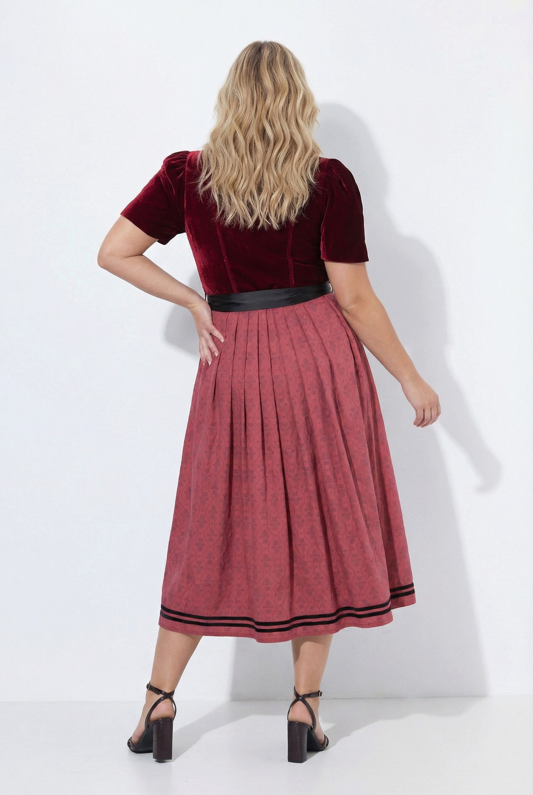 Ulla Popken Dirndl Dirndl Samt Carré-Ausschnitt Puff-Halbarm