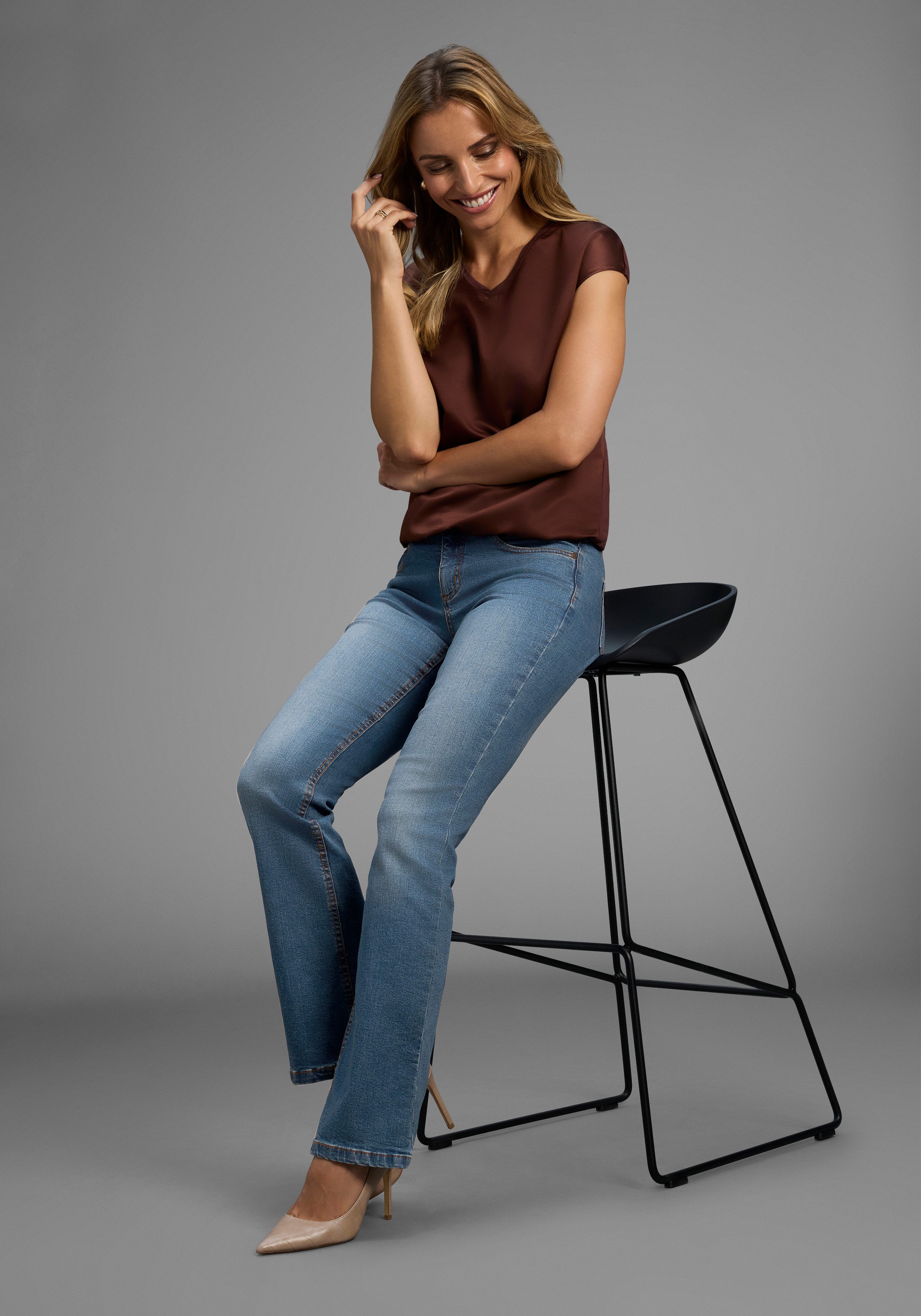 Arizona Bootcut-Jeans Bund mit seitlichem Gummizugeinsatz hohe Leibhöhe, Bootcut, mit Stretch, klassischer 5-Pocket-Style – Bild 4 von 5