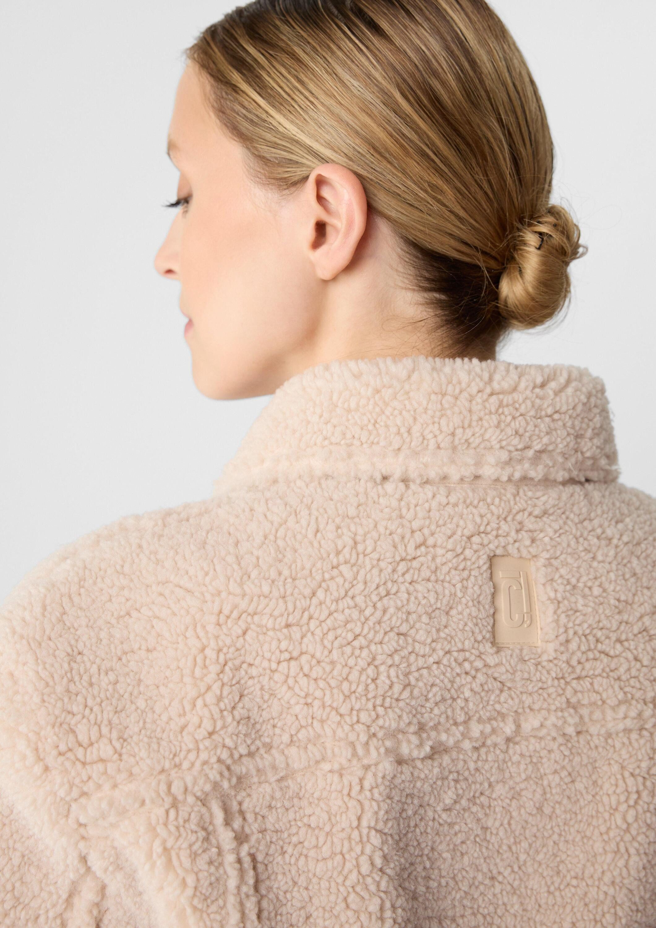 comma Funktionsjacke Outdoor-Jacke Kurze Teddy-Jacke mit Hemdkragen – Bild 4 von 5