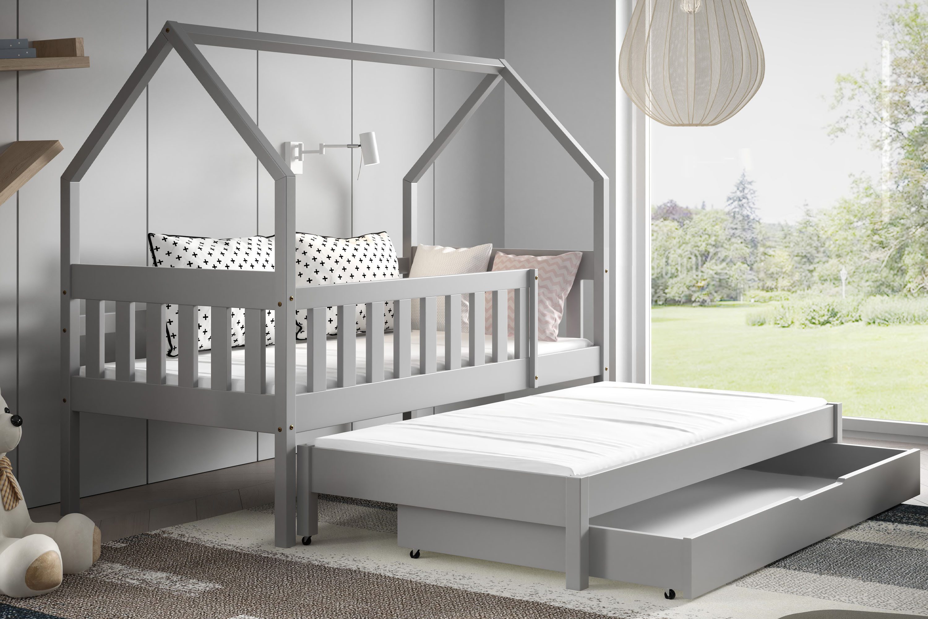 KONSIMO® Kinderbett LUMBE Holzbett, Ausziehbett, Hausform (inklusive zwei Matratzen und Schublade auf Rollen), hergestellt in der EU, aus massivem Kiefernholz, mit Rausfallschutz