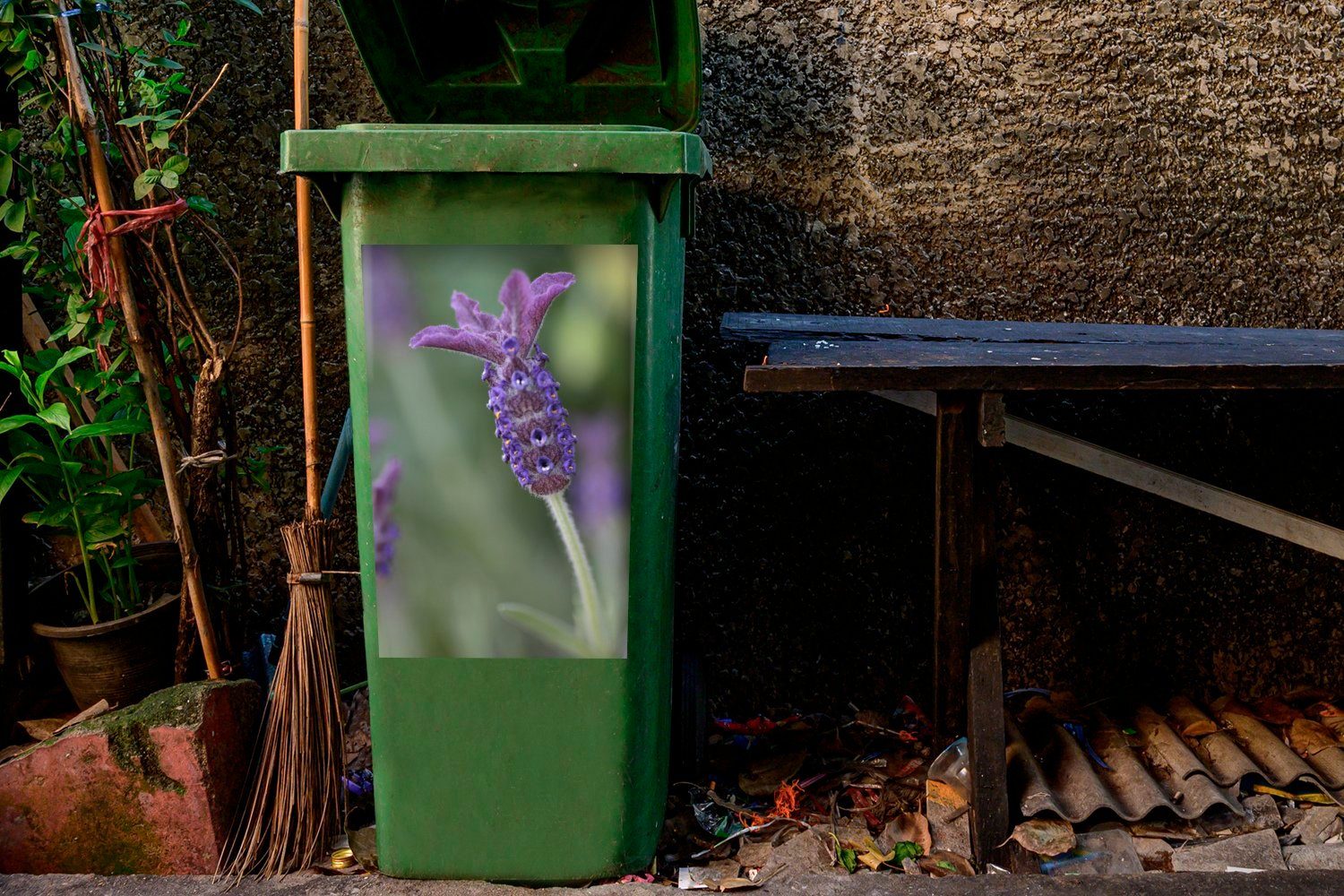 Wandsticker Nahaufnahme Container, verblassten Hintergrund von St), Sticker, Mülltonne, (1 Mülleimer-aufkleber, vor Lavendel MuchoWow Abfalbehälter einem