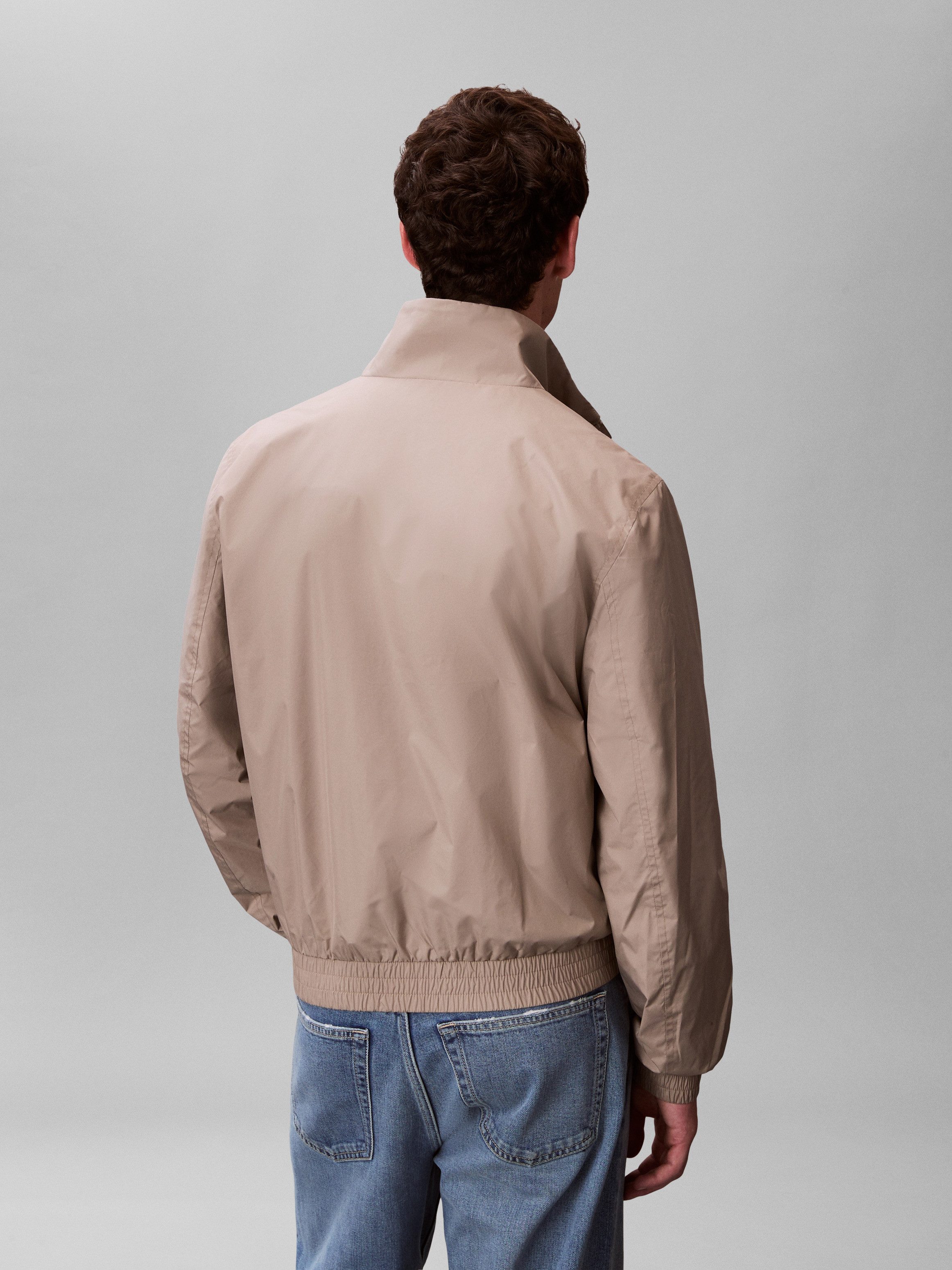 Calvin Klein Jeans Windbreaker UNFILLED NYLON Regular fit mit Stehkragen – Bild 2 von 5