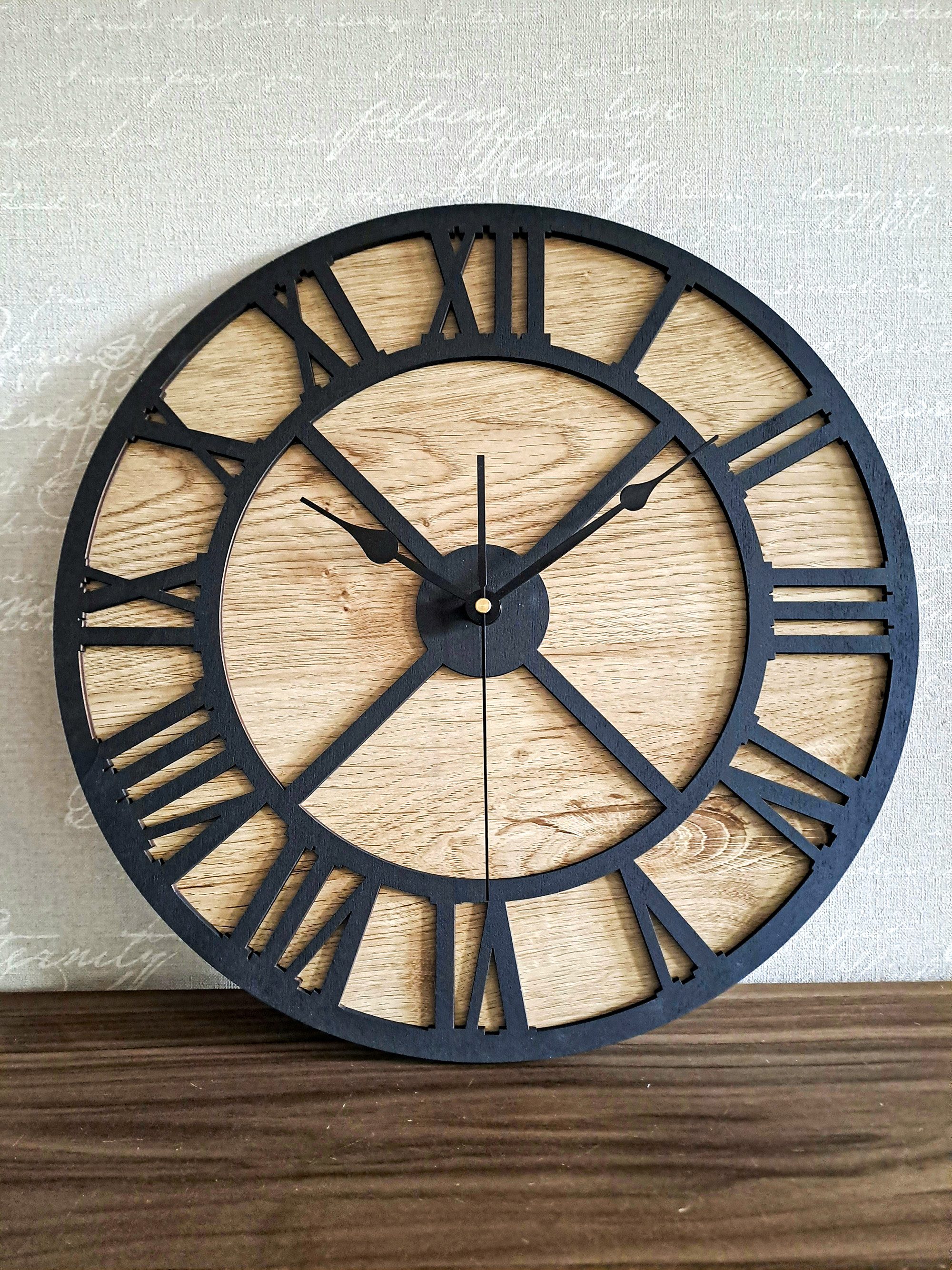 ORNAMENTI Wanduhr Grosse, dekorative, vintage holz Wanduhr, retro, boho, ohne Ticken (Eiche furniert, römische Ziffern, 3 Größen 40, 50, 60 cm)