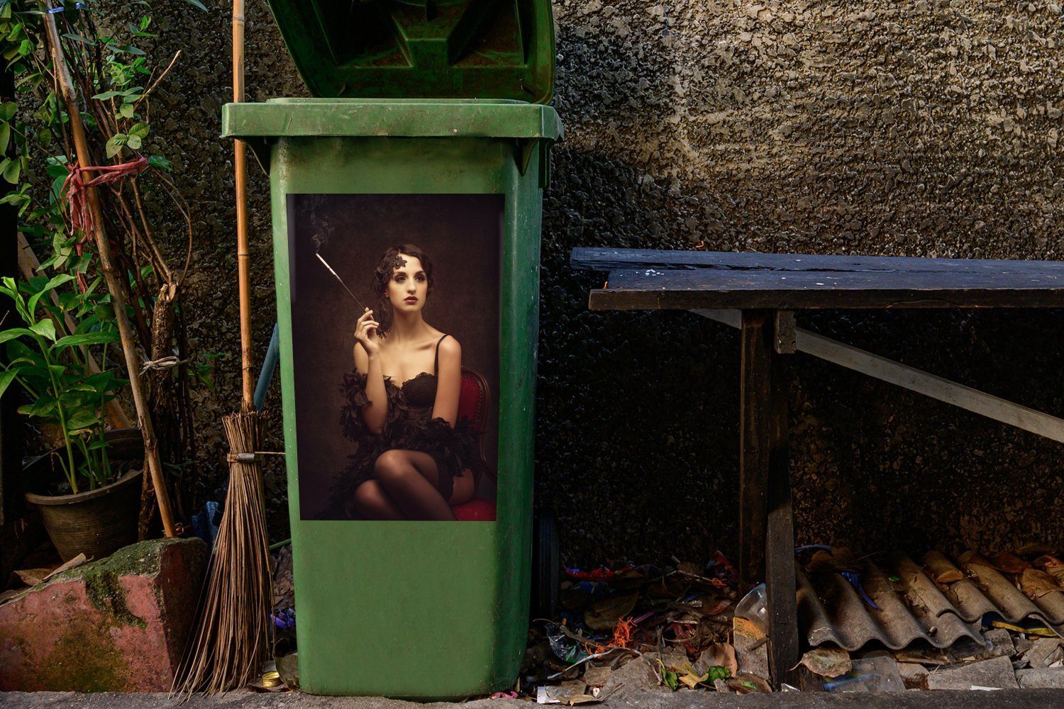 Mülltonne, raucht Zigarette MuchoWow Mülleimer-aufkleber, St), (1 Container, Sticker, Wandsticker Abfalbehälter Frau
