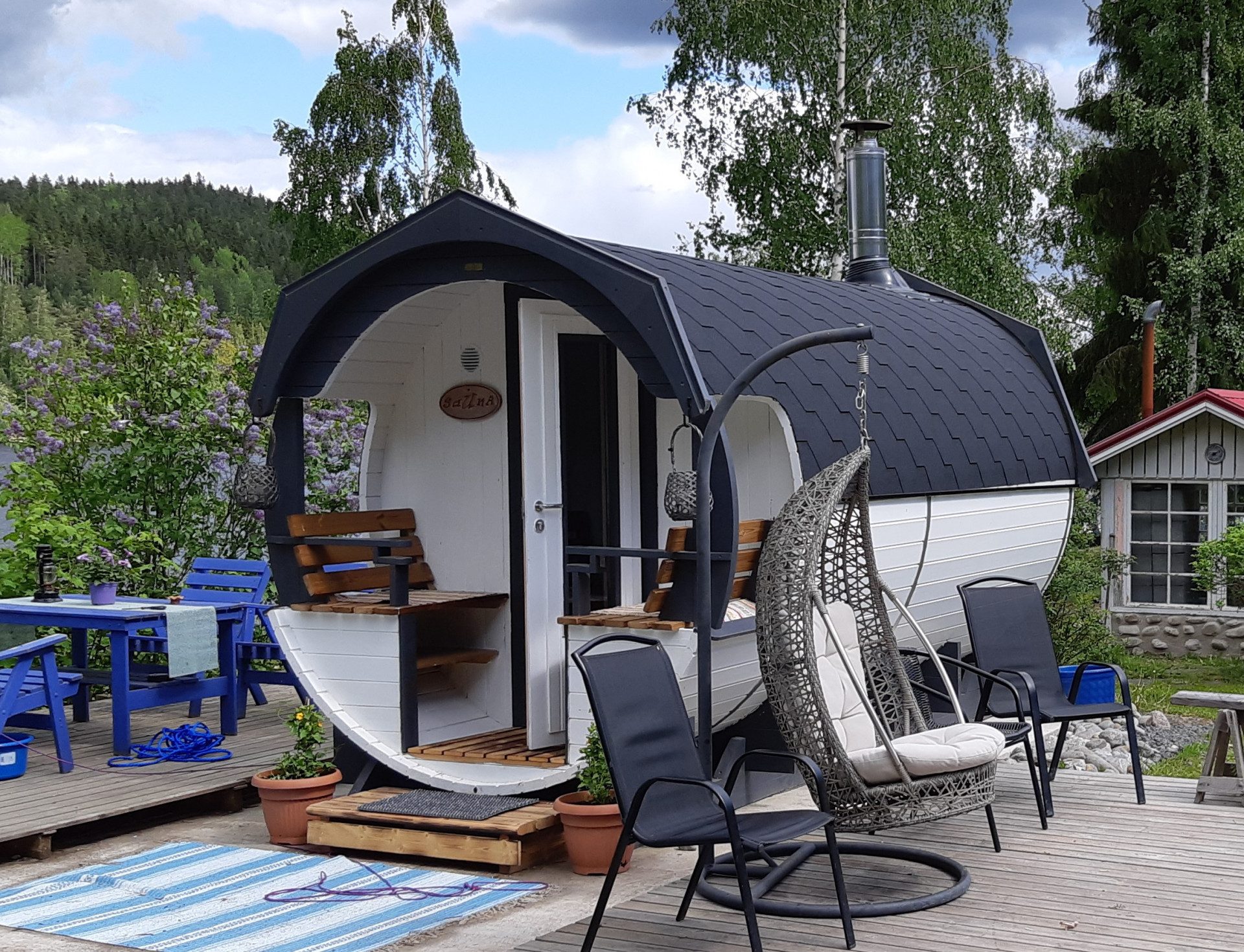Finn Art Blockhaus Fasssauna Valter Standard 240x420 Thermoholz montiert, BxTxH: 240 x 420 x 250 cm, 40 mm, Schindeln schwarz, Outdoor Gartensauna, ohne Ofen, mit Vorraum