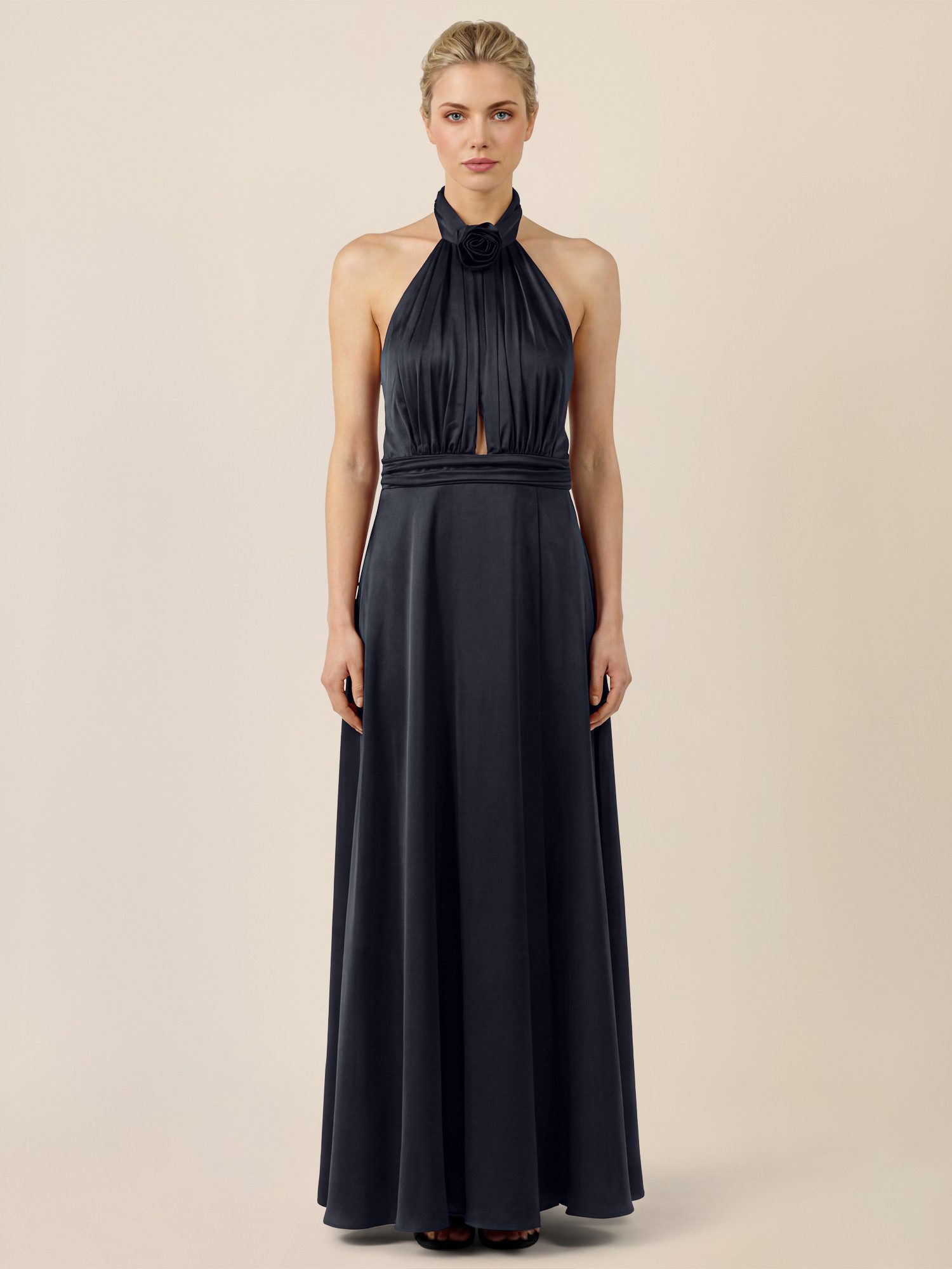 Apart Abendkleid aus Satin mit amerikanischem Ausschnitt