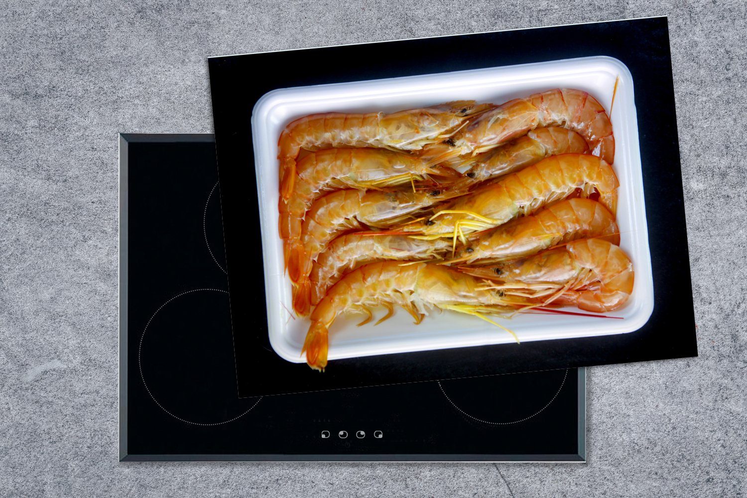 in liegen einem Shrimps weißen tlg), rohe strukturiert Herdblende-/Abdeckplatte Vinyl, (1 Mobile Argentinische nutzbar, Tablett, Arbeitsfläche Ceranfeldabdeckung MuchoWow 70x52 cm,