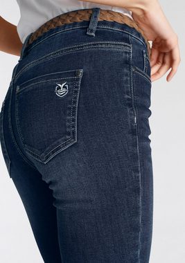 DELMAO Slim-fit-Jeans (Set, 2-tlg., mit Gürtel) mit modischem Flechtgürtel ---NEUE MARKE!