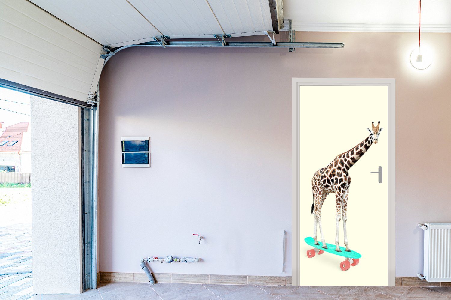 MuchoWow Türtapete Giraffe - bedruckt, Rosa Fototapete Skateboard (1 cm für - Türaufkleber, Matt, - - St), Tür, Tiere, Muster 75x205