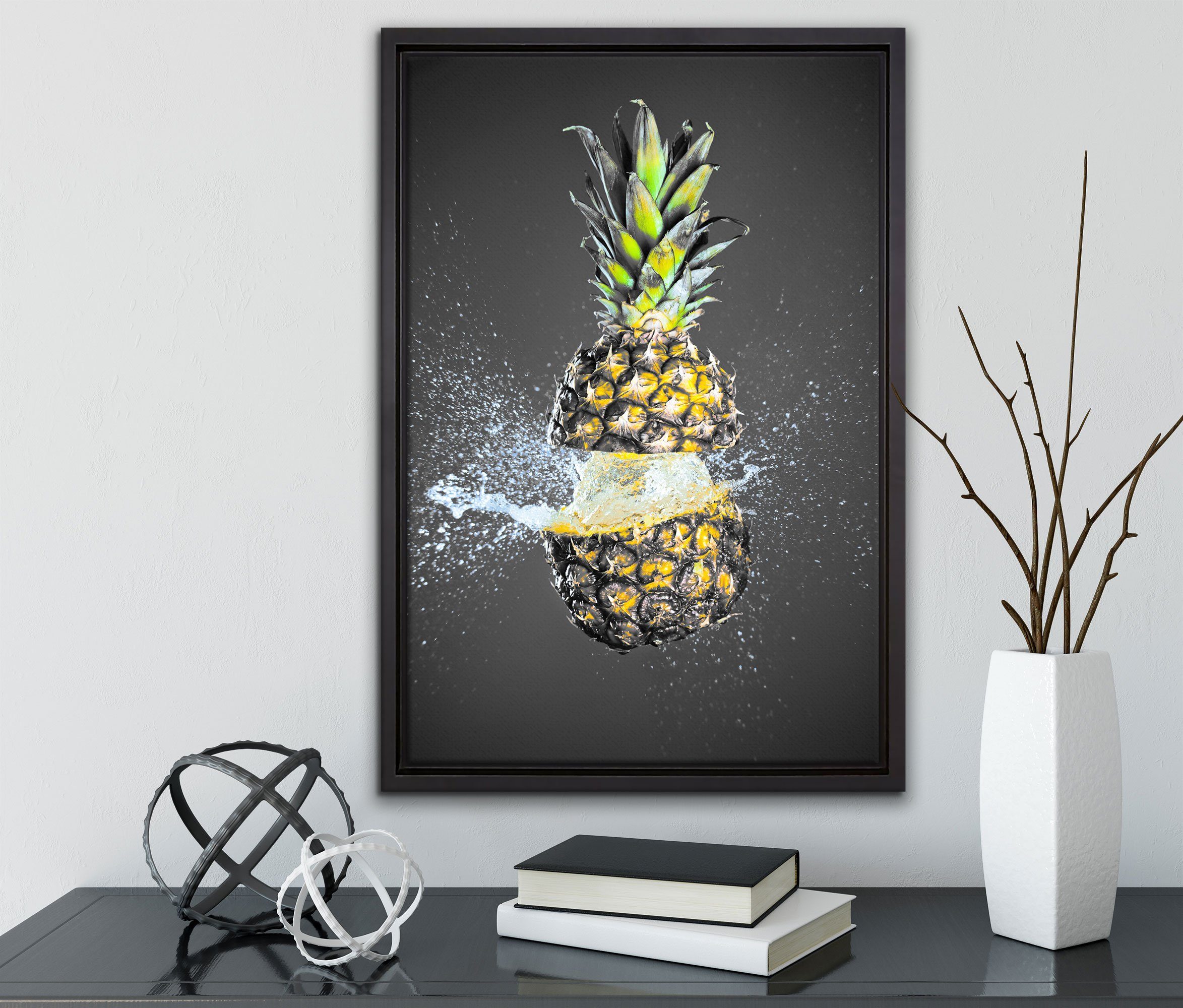 Wasser Pixxprint mit fertig einem Ananas Leinwandbild Leinwandbild bespritzt, Zackenaufhänger bespannt, gefasst, in (1 inkl. St), Wanddekoration Schattenfugen-Bilderrahmen