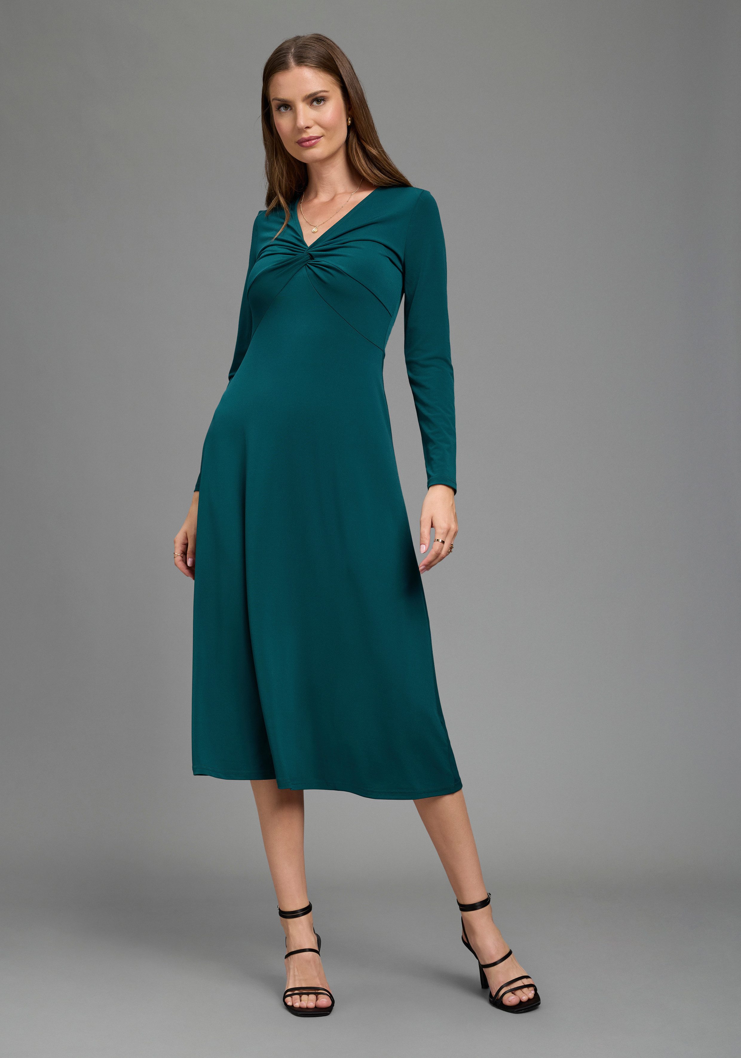 Laura Scott Jerseykleid aus elastischem Jersey-Material, figurbetonte Passform, wadenlang. € 49,99, (€ 49,99 pro 1 Stk).
