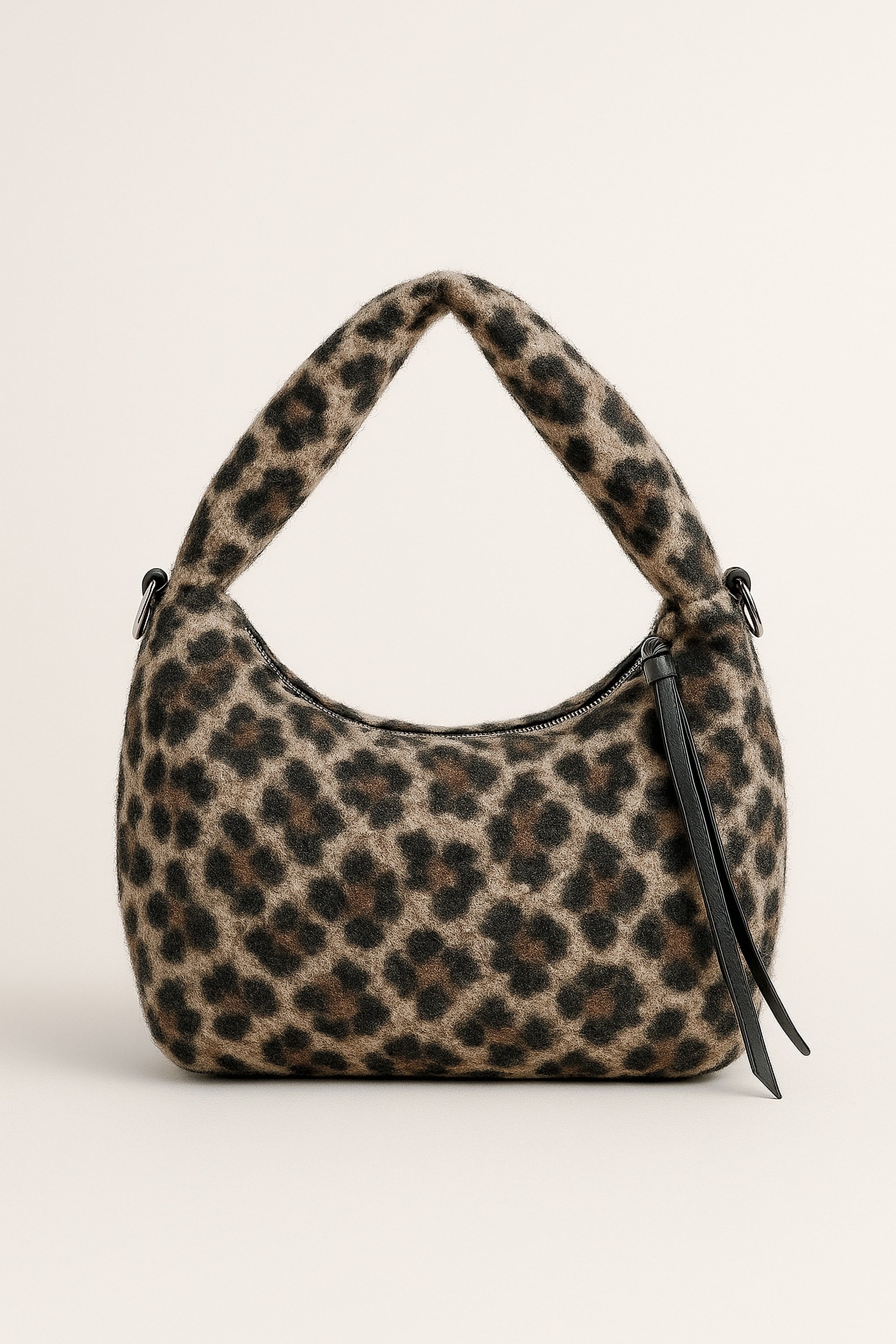 COLLEZIONE ALESSANDRO Schultertasche Leo Kuschel, Leotasche aus Teddymaterial – Bild 4 von 4