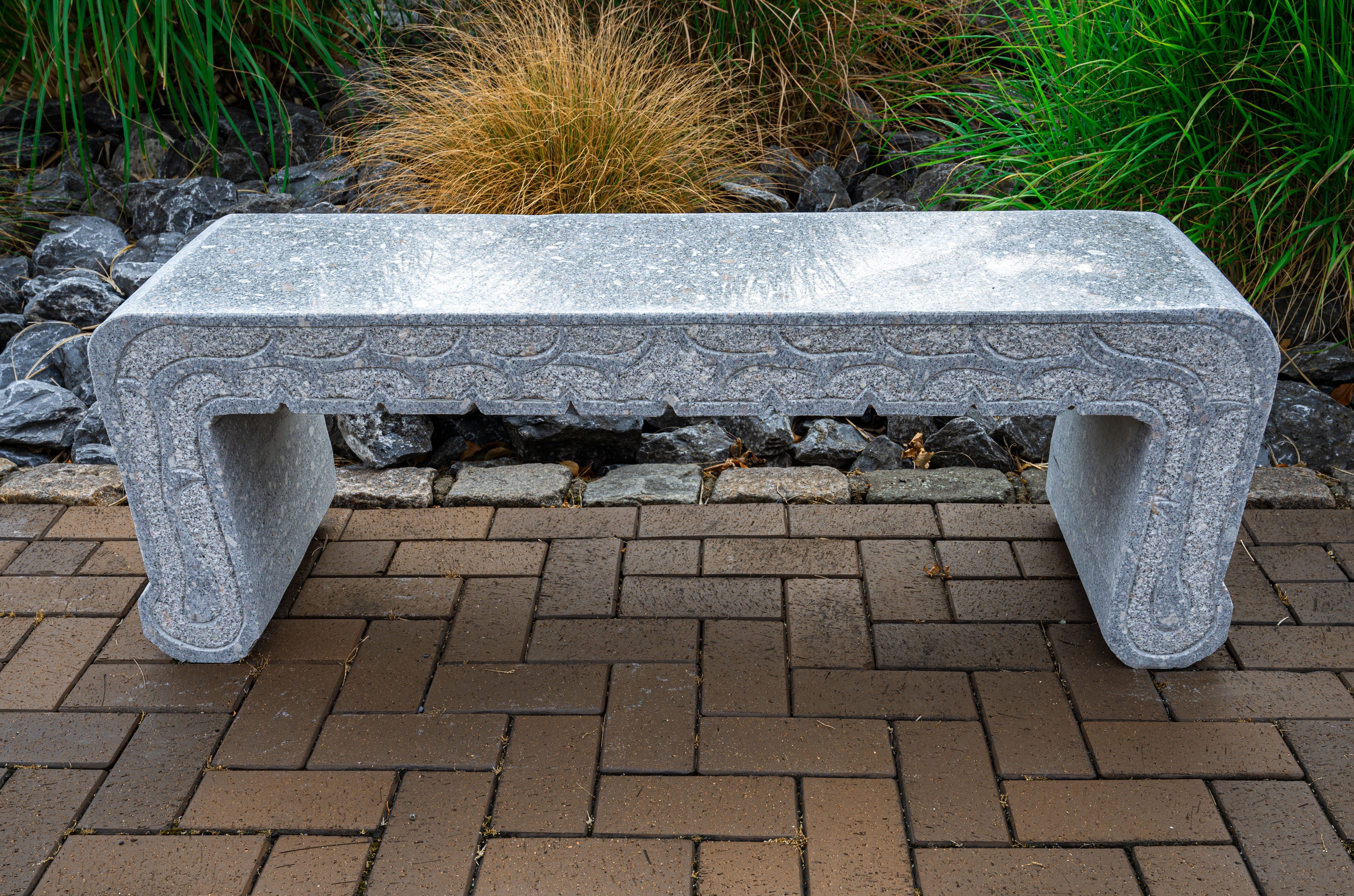 IDYL Gartenbank Granit Stein Naturstein Sitzbank mit Maserung, Granitstein  – ein Naturprodukt sehr robust – witterungsbeständig gegen Frost, Regen und  UV-Strahlung.