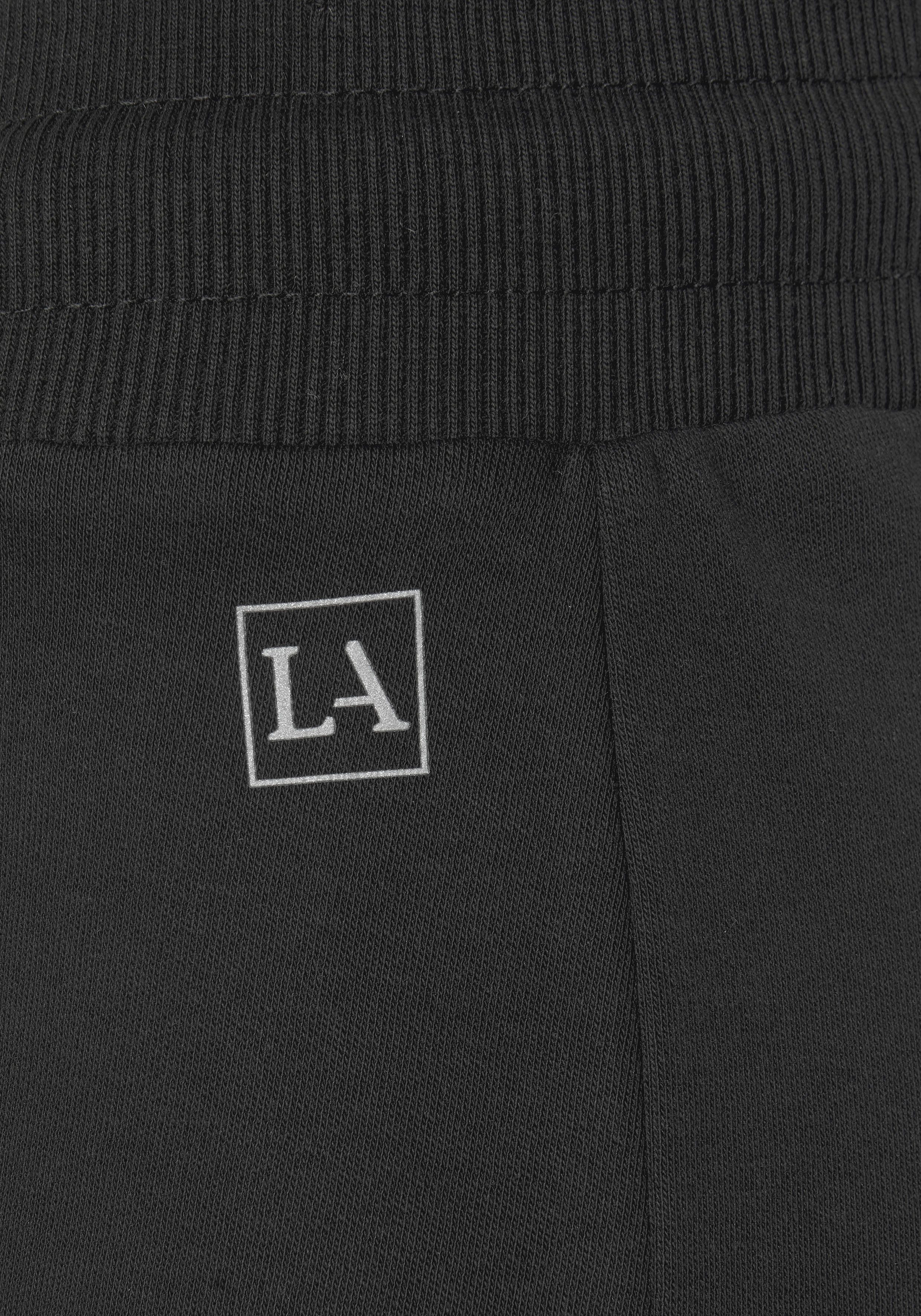LASCANA ACTIVE Shorts mit kleinen Seitenschlitzen schwarz