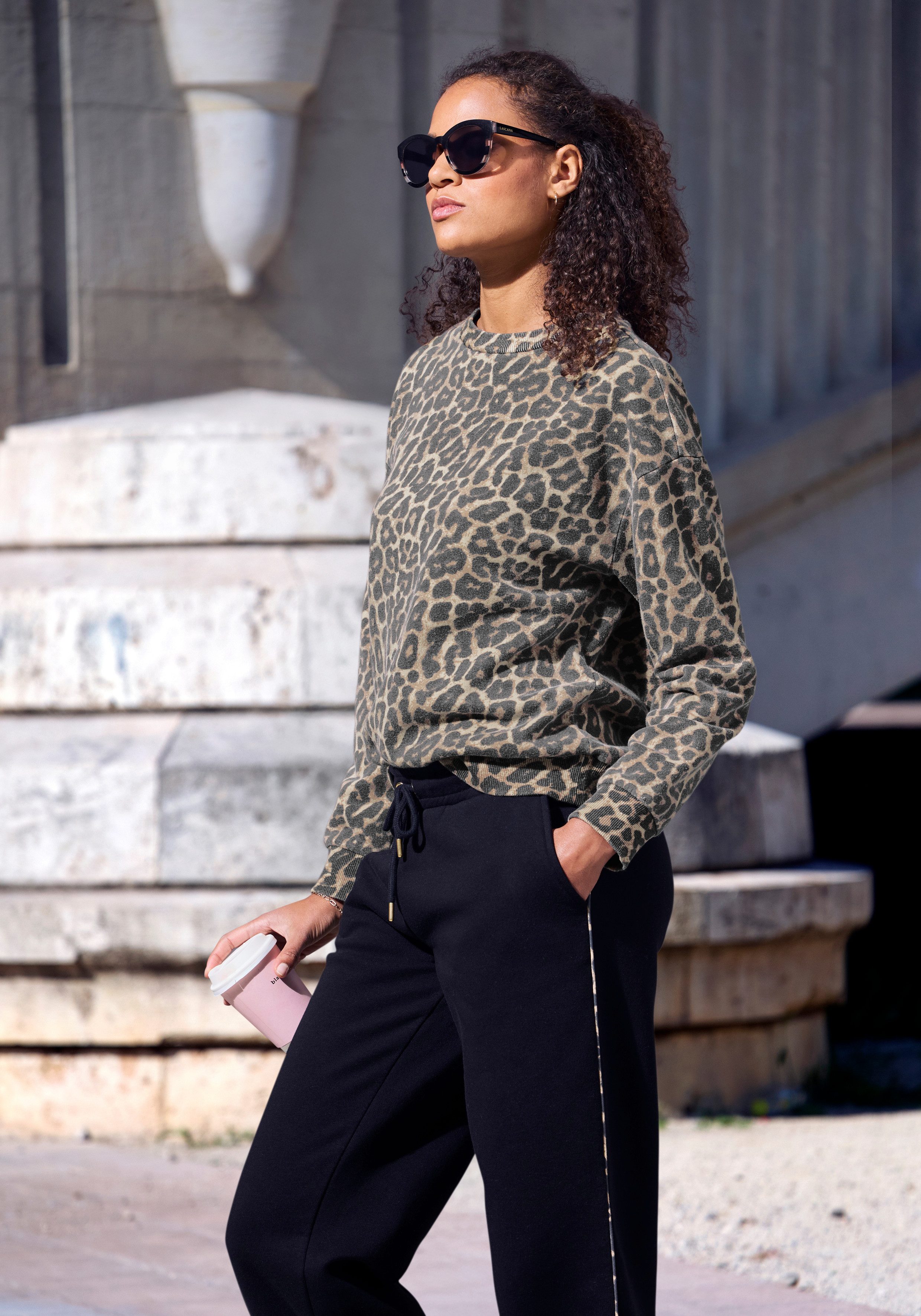 Buffalo Sweatshirt in Allover-Leoprint, Home- und Loungewear