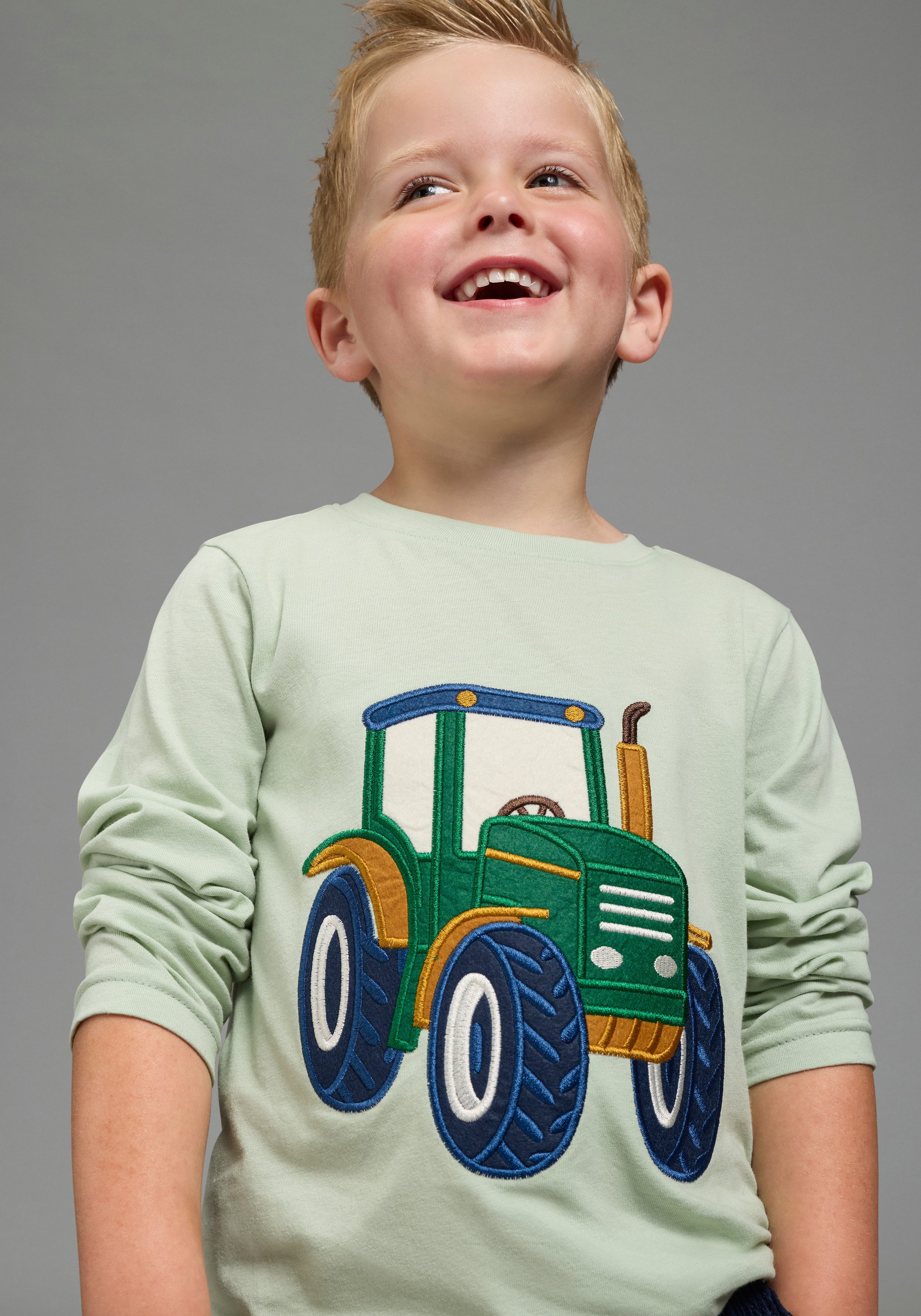KIDSWORLD Langarmshirt Shirt mit großer Traktor Frottee-Applikation Traktor-Applikation,hüftlange Basic-Passform, Langarm, modischer Stil – Bild 4 von 5