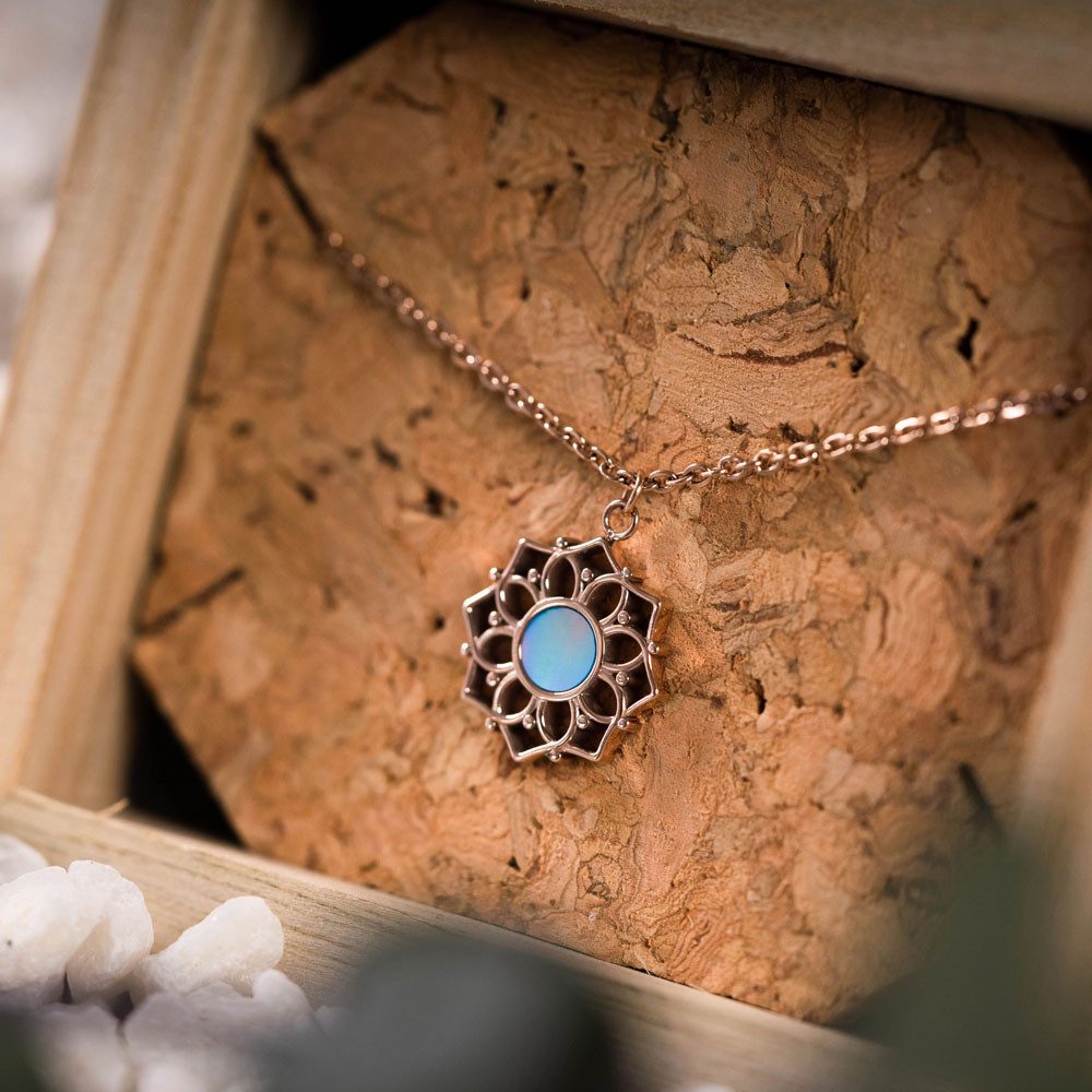 Holzkern Kette mit Anhänger Halskette mit blauem Perlmutt Anhänger - Holzke günstig online kaufen