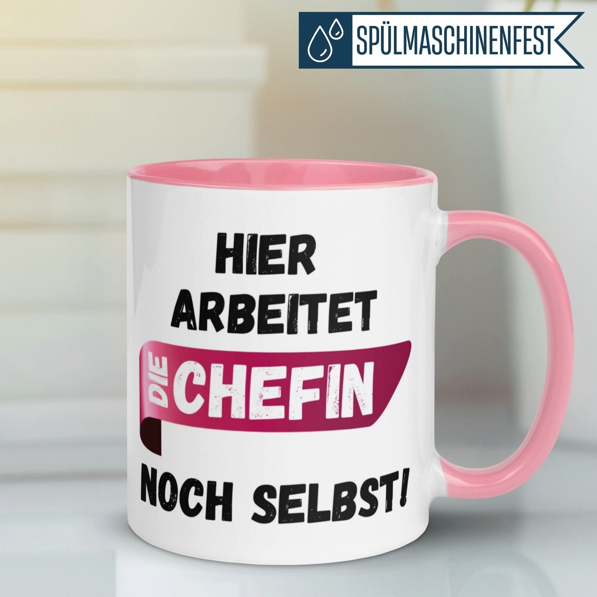 Momentals Tasse Chefin – Hier arbeitet die Chefin noch selbst – Geschenk Beste Chefin, Gratis Versand · Links-&Rechtshänder · Spülmaschinenfest