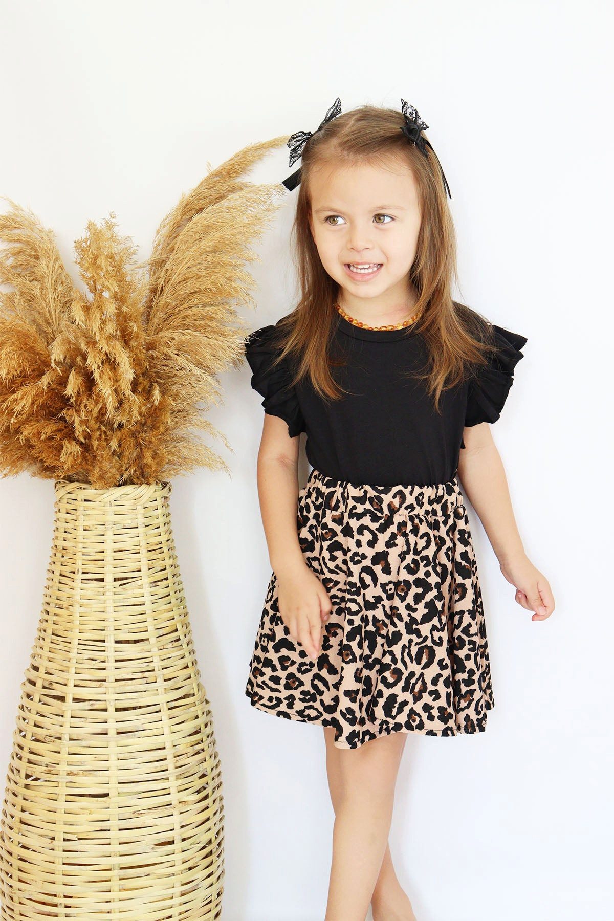 Sommerkleid Kurzärmeliges Kleid mit Leopardenmuster, Rüschensaum und Haarspange