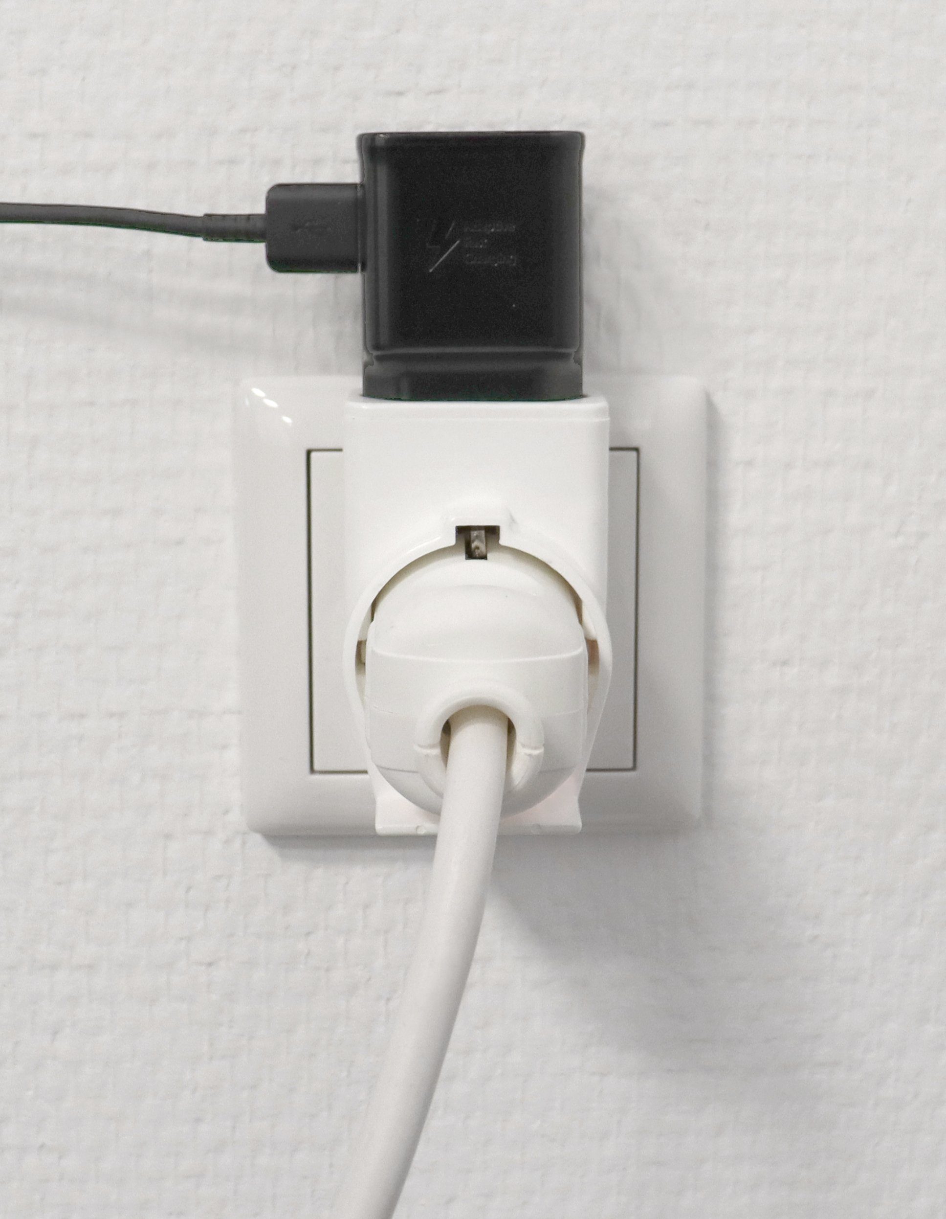 WIR elektronik Combi-Duplex-Stecker Steckernetzteil (mit 1 Eurostecker & 1 Schutzkontaktstecker, ohne Kontrolllampe)