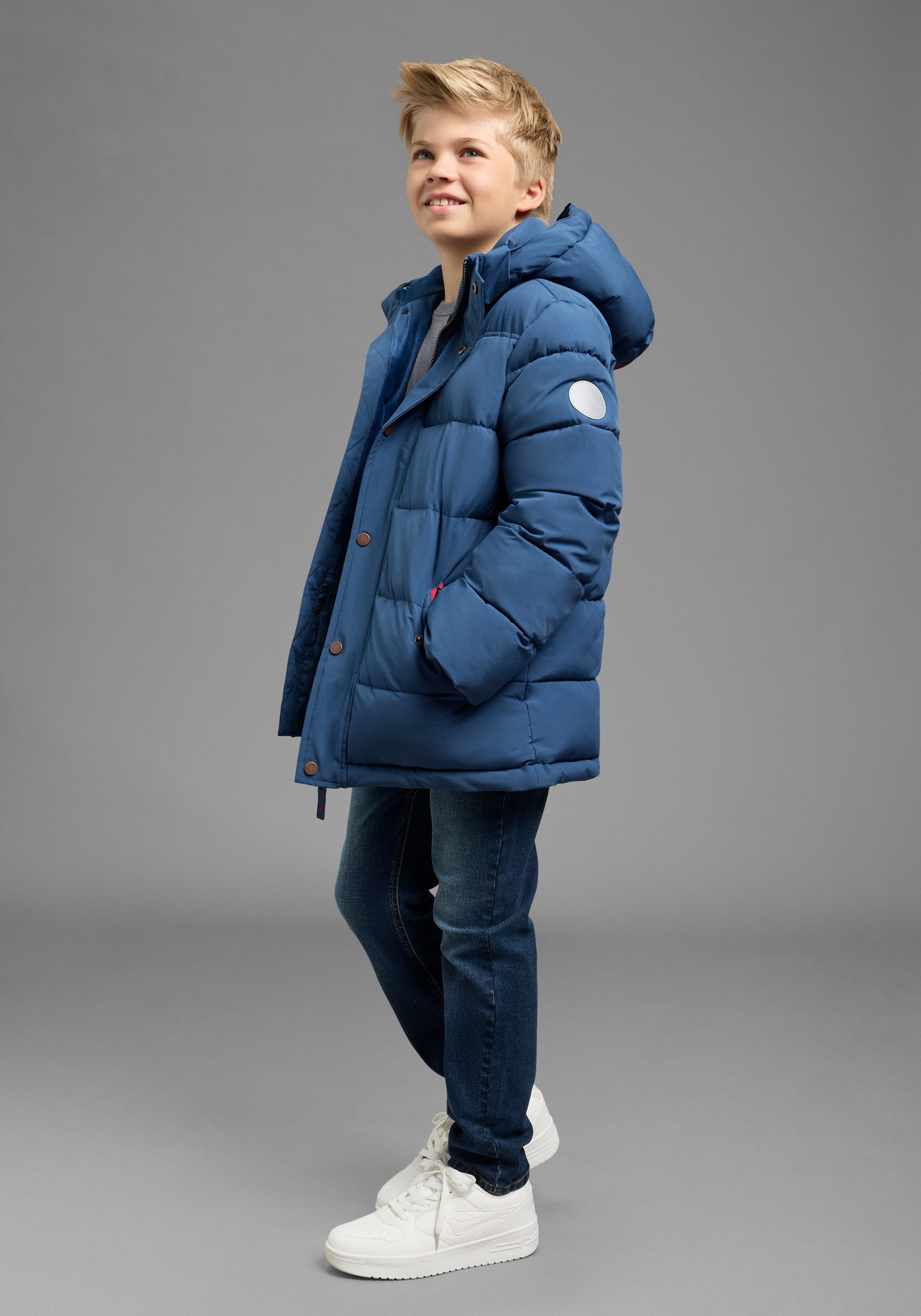 KIDSWORLD Outdoorjacke Winterwarme Jacke, gesteppt Trendige Winterjacke mit refklektierenden Details – Bild 4 von 5