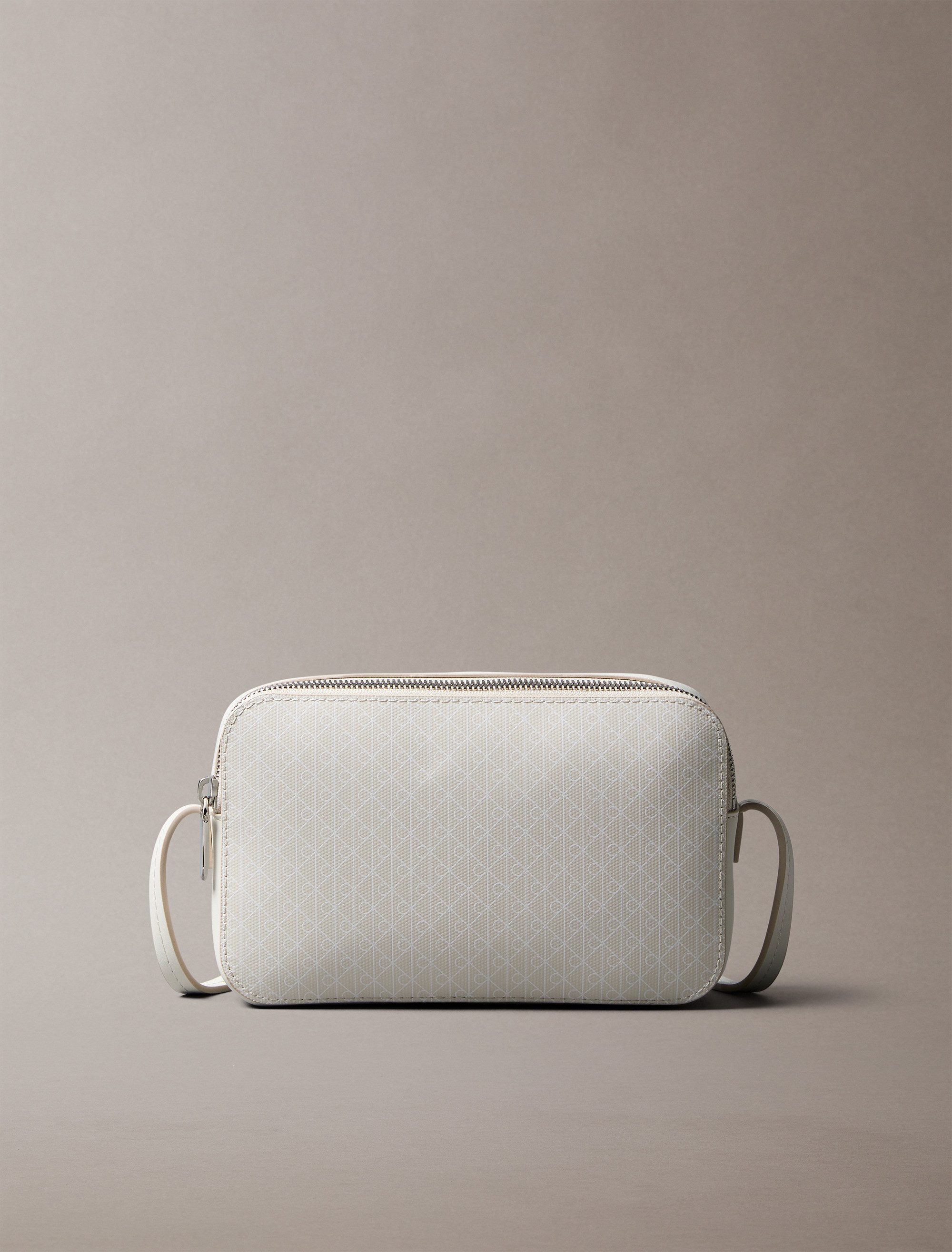 Calvin Klein Mini Bag AOP ELONGATED CAMERA BAG, kleine Damen-Umhängetasche, Schultertasche mit Monogramm-Print