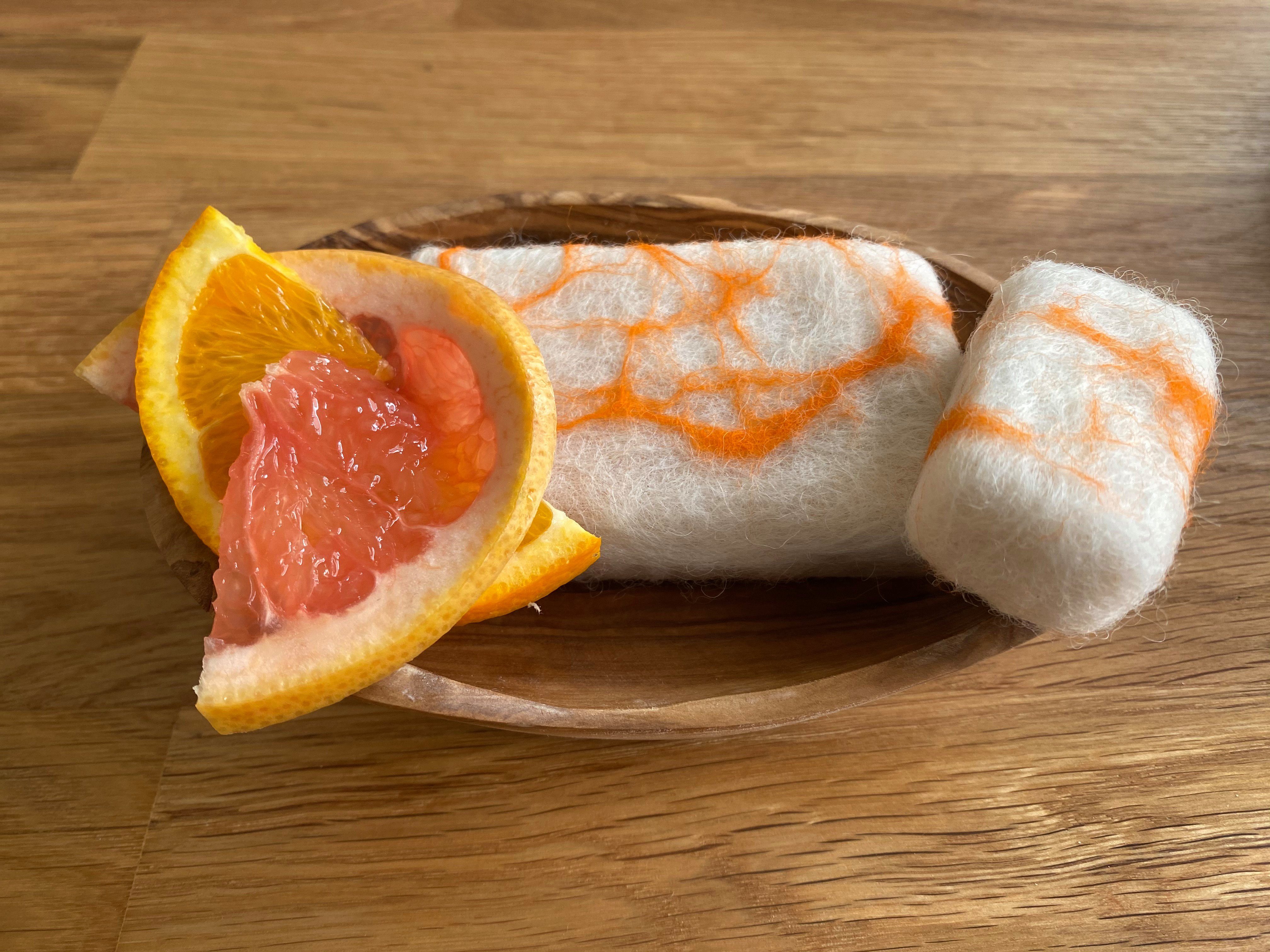 Gesichtsseife herkömmliche Bio als nachhaltiger 4-mal Stückseifen Orange-Grapefruit in zu mit - Naturkosmetik Filzmantel Bis Verpackung Naturkosmetik 1-tlg., 100g, ergiebiger - Soapbrothers Seife