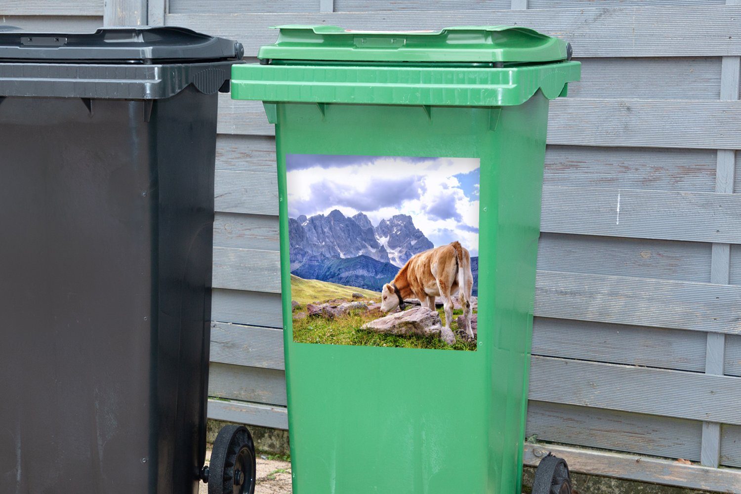 MuchoWow Wandsticker Alpen - Kuh Container, - Abfalbehälter Sticker, (1 Mülleimer-aufkleber, St), Berg Mülltonne
