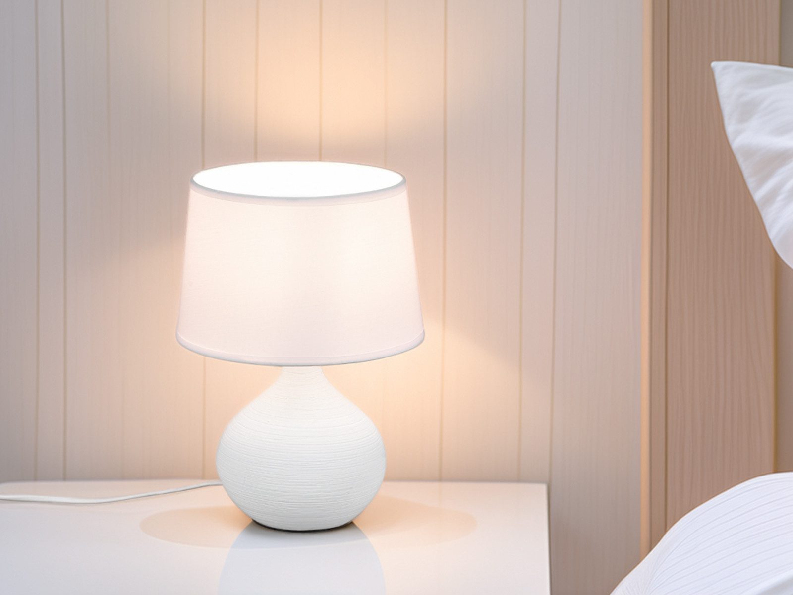 Reality Leuchten LED Nachttischlampe, Dimmfunktion, LED wechselbar, Warmweiß, Designklassiker Tischlampe mit Keramik-Fuß, Stoffschirm & Leuchtmittel